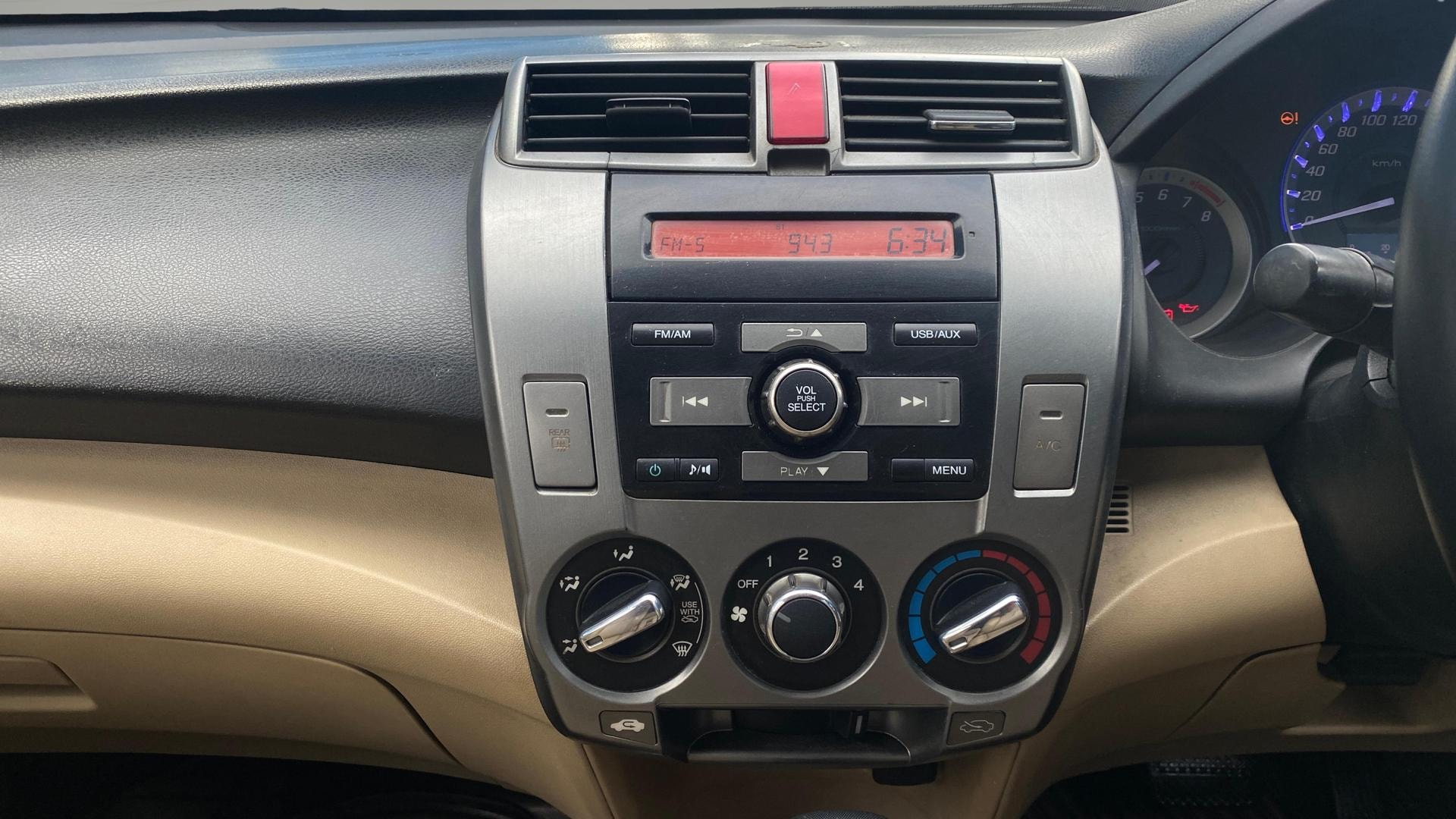 View 2013 Honda City ZX MT Diesel Anniversary Edition Image 17 Used 2013 Honda City ZX MT Diesel Anniversary Edition Image 17
