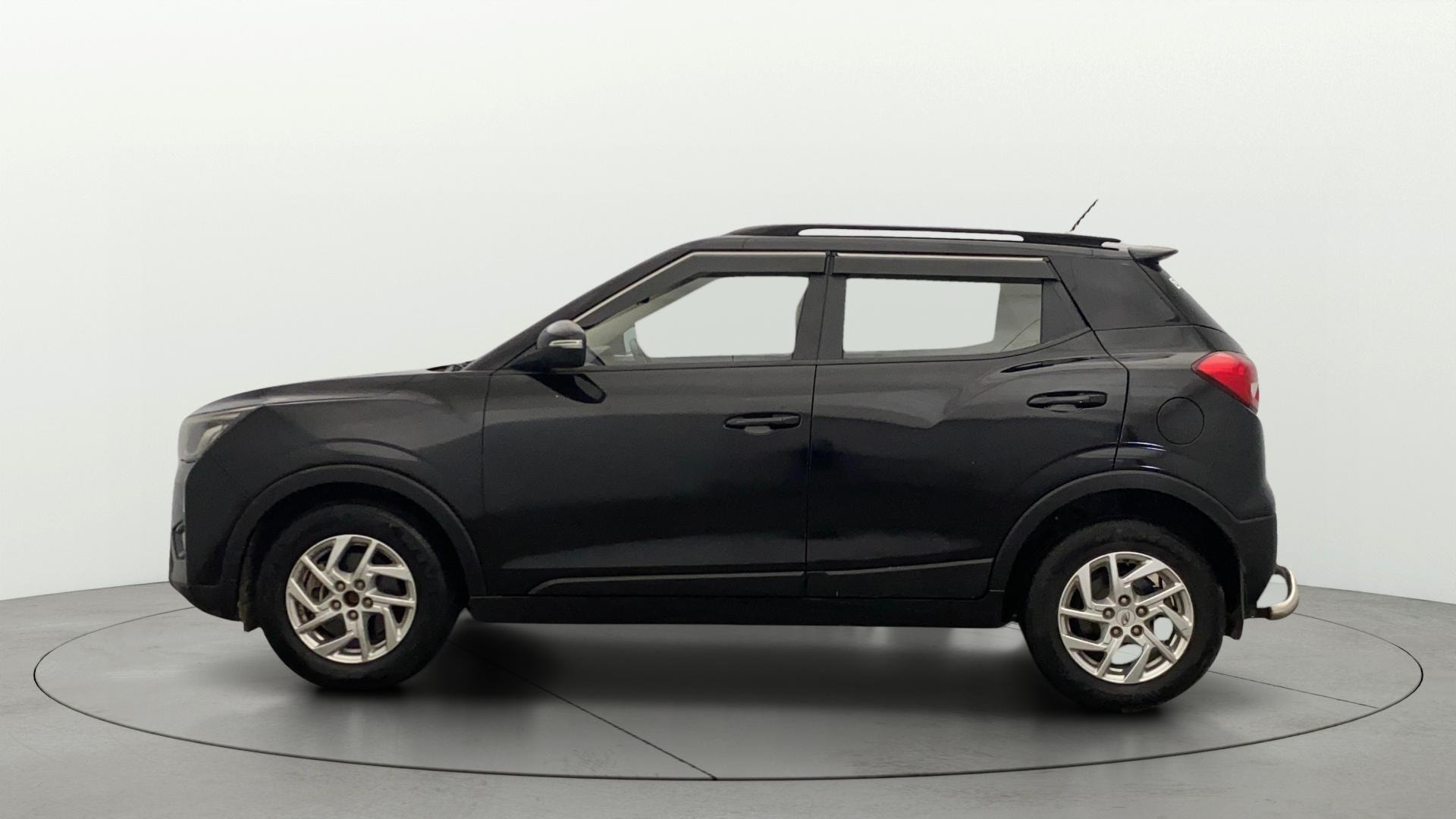 View 2022 Mahindra XUV300 W4 Petrol BS IV Image 6 Used 2022 Mahindra XUV300 W4 Petrol BS IV Image 6