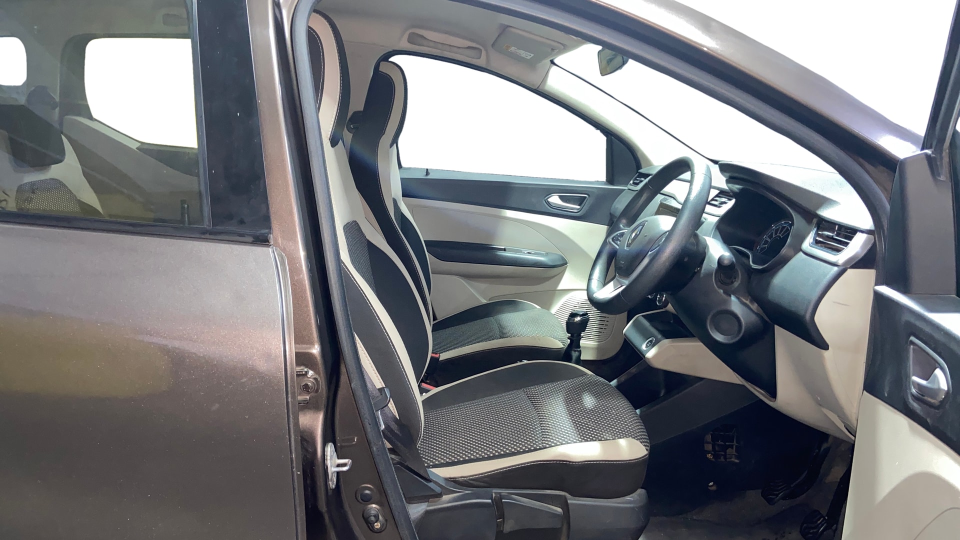 View 2022 Renault Triber RXZ Image 19 Used 2022 Renault Triber RXZ Image 19