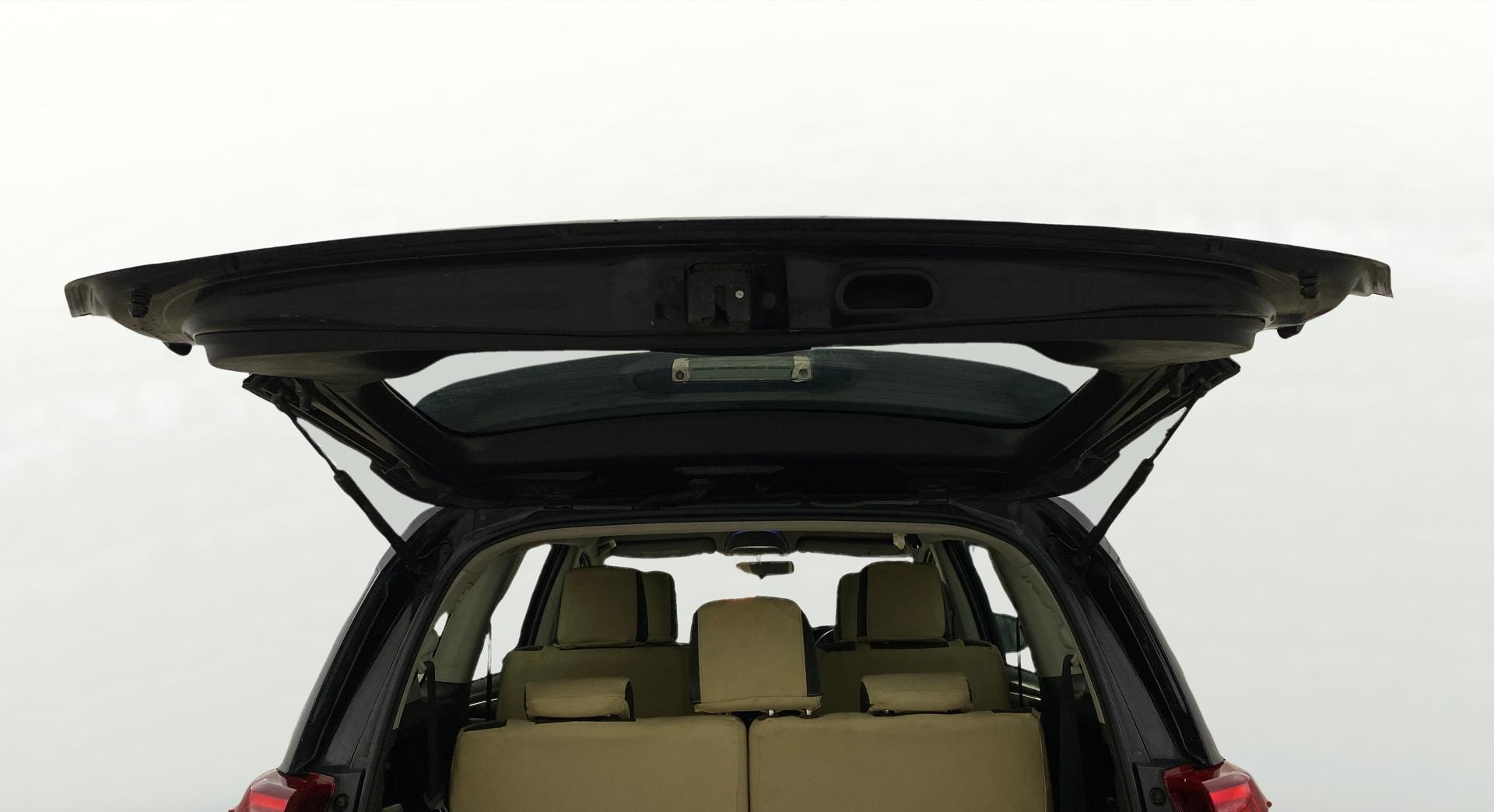 View 2017 Toyota Innova Crysta 2.8 ZX AT 7-Seater Image 17 Used 2017 Toyota Innova Crysta 2.8 ZX AT 7-Seater Image 17