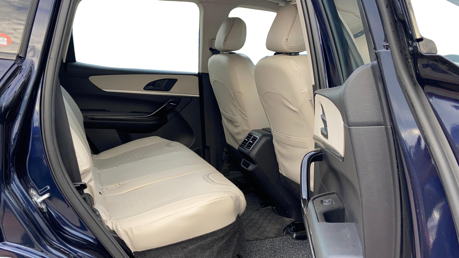 View 2022 Mahindra XUV700 MX Petrol 5 STR Image 29 Used 2022 Mahindra XUV700 MX Petrol 5 STR Image 29