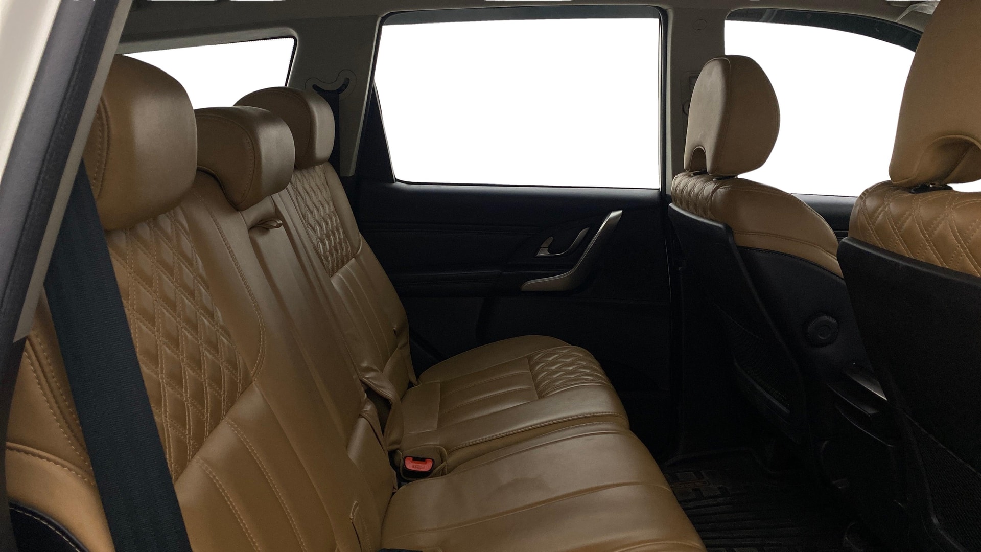 View 2021 Mahindra XUV500 W11 Image 38 Used 2021 Mahindra XUV500 W11 Image 38