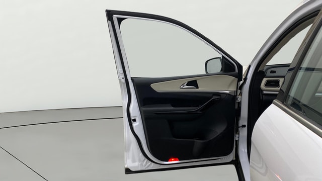 View Mahindra XUV700 Image 40 Used Mahindra XUV700 Image 40