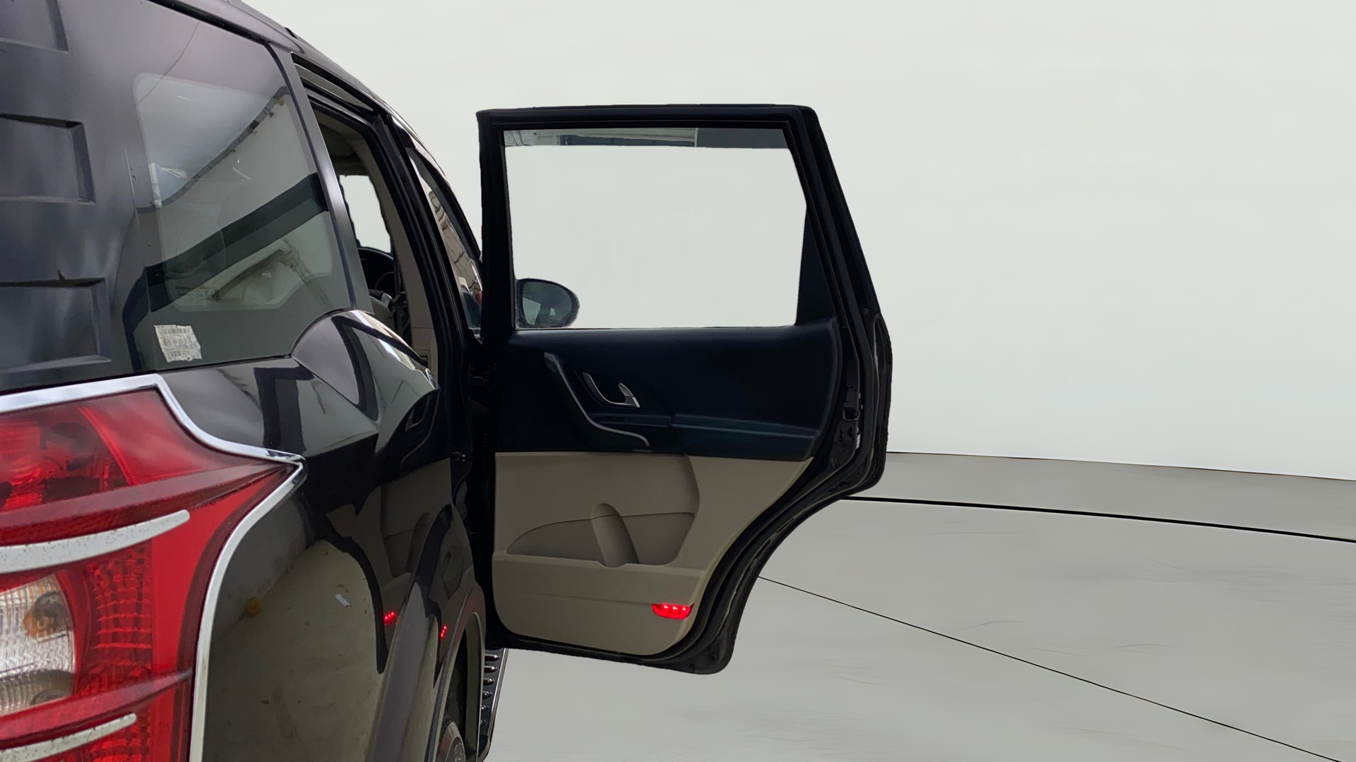 View 2017 Mahindra XUV500 W10 FWD AT Image 5 Used 2017 Mahindra XUV500 W10 FWD AT Image 5