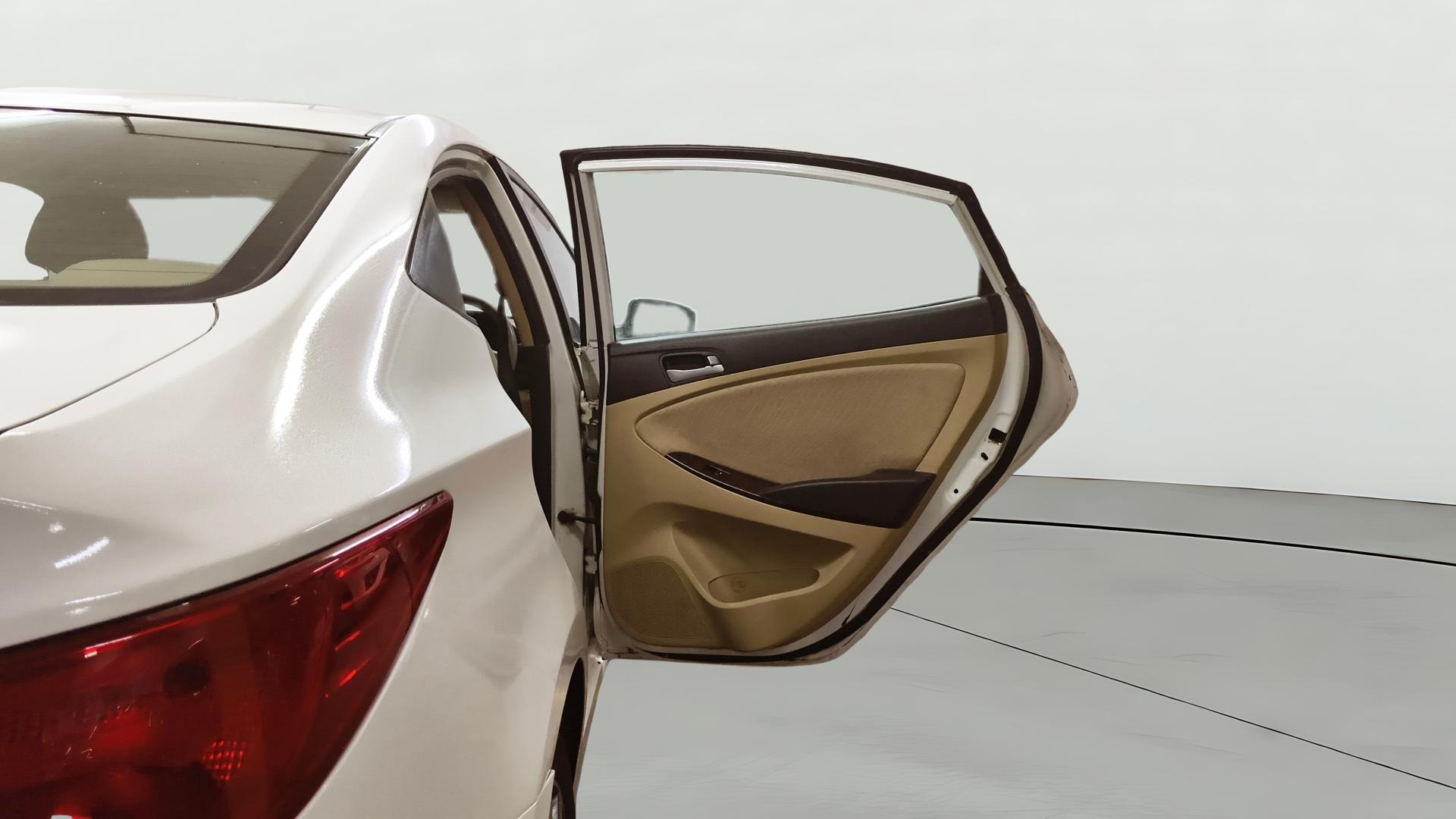 View 2015 Hyundai Fluidic Verna 1.4 CRDI Base Image 7 Used 2015 Hyundai Fluidic Verna 1.4 CRDI Base Image 7