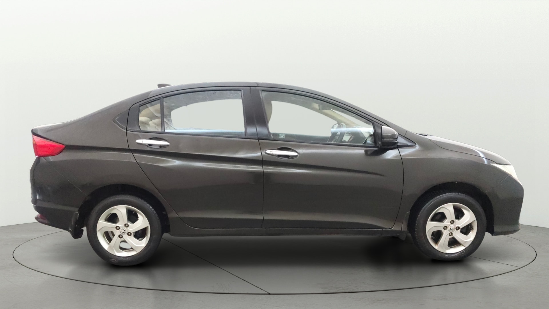 View 2015 Honda City ZX MT Diesel Anniversary Edition Image 9 Used 2015 Honda City ZX MT Diesel Anniversary Edition Image 9