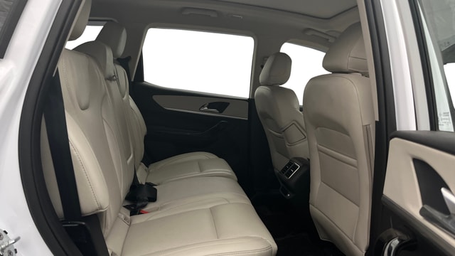 View Mahindra XUV700 Image 37 Used Mahindra XUV700 Image 37