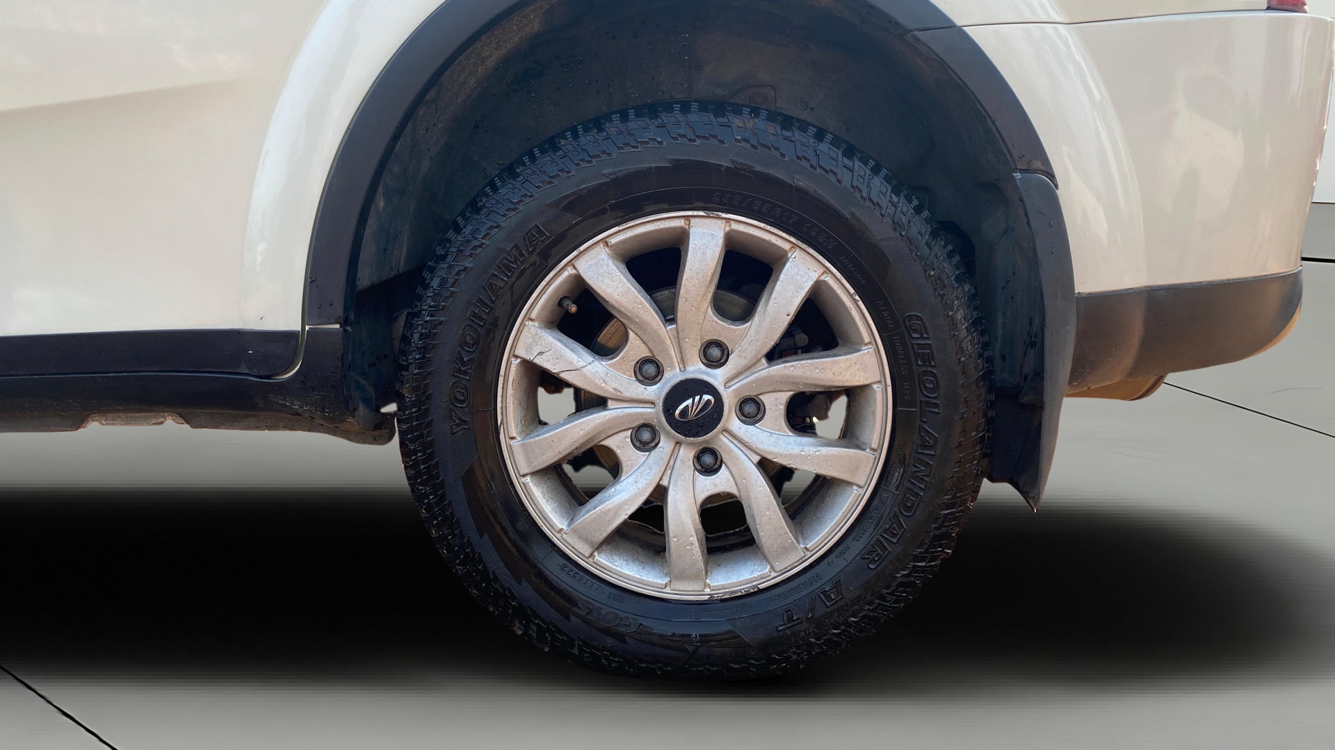 View 2017 Mahindra XUV500 W10 1.99-Litre AT Image 8 Used 2017 Mahindra XUV500 W10 1.99-Litre AT Image 8