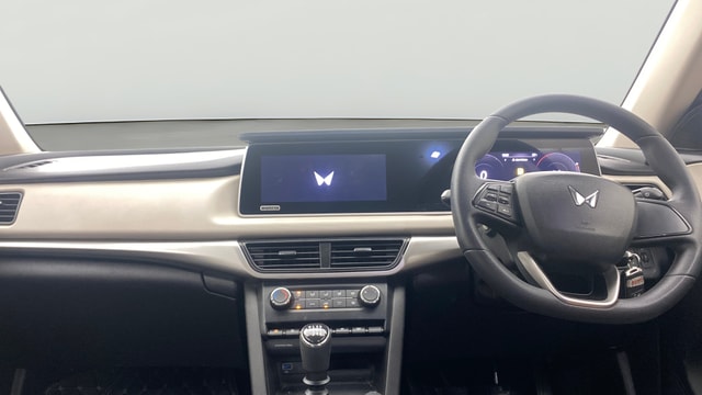 View Mahindra XUV700 Image 34 Used Mahindra XUV700 Image 34