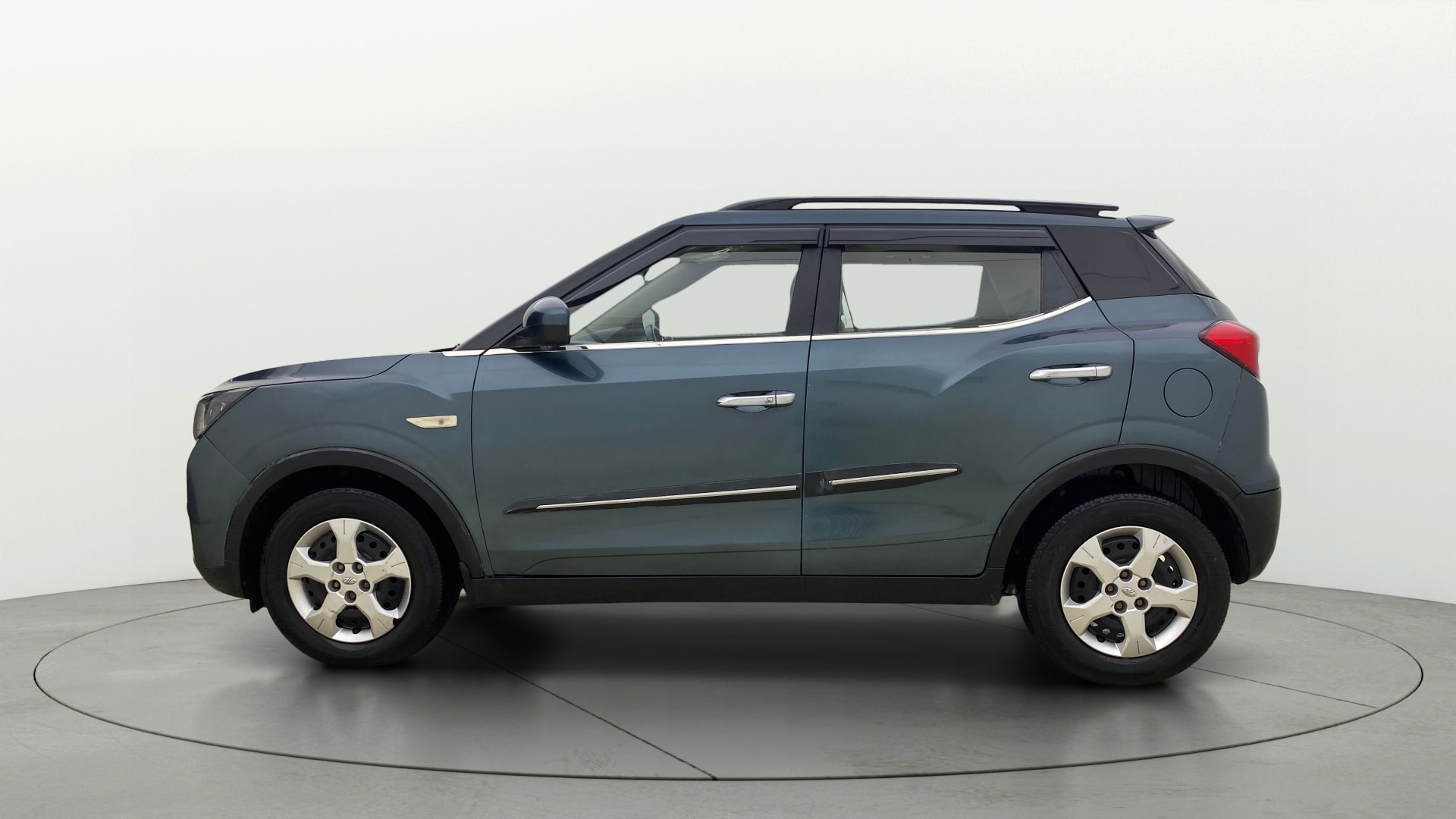 View 2022 Mahindra XUV300 W4 Petrol BS IV Image 5 Used 2022 Mahindra XUV300 W4 Petrol BS IV Image 5
