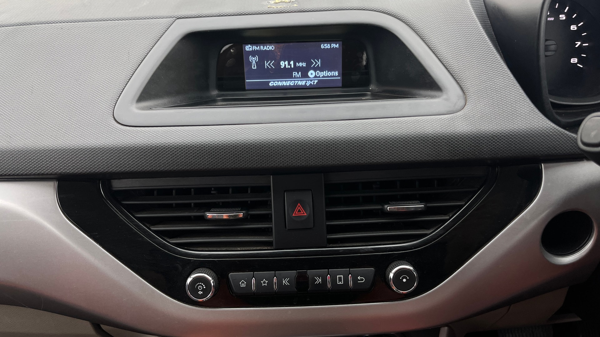 View 2020 Tata Nexon Revotron XMA AMT Image 17 Used 2020 Tata Nexon Revotron XMA AMT Image 17