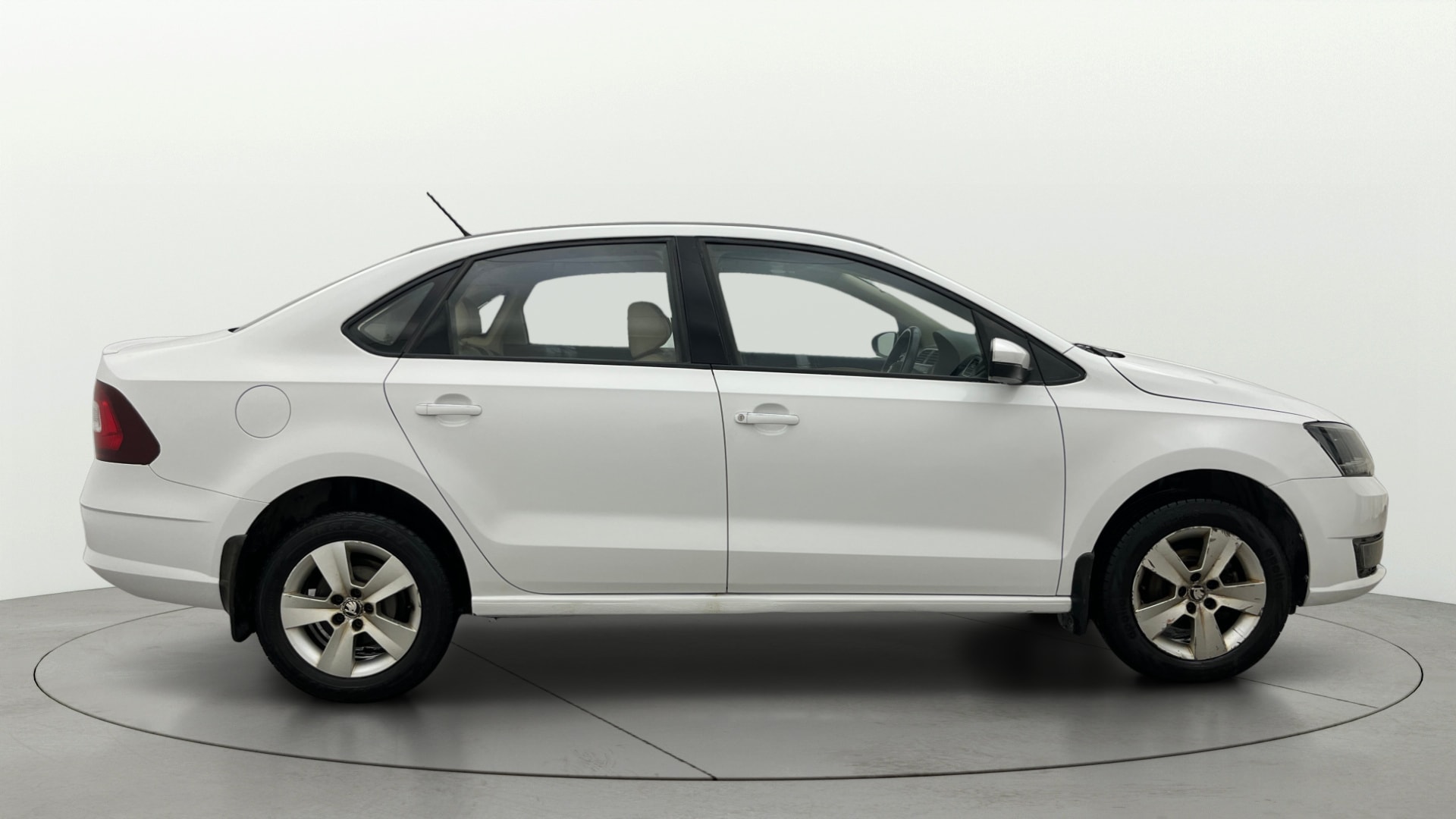 View 2017 Skoda Rapid 1.6 MPI Style Plus AT Image 8 Used 2017 Skoda Rapid 1.6 MPI Style Plus AT Image 8