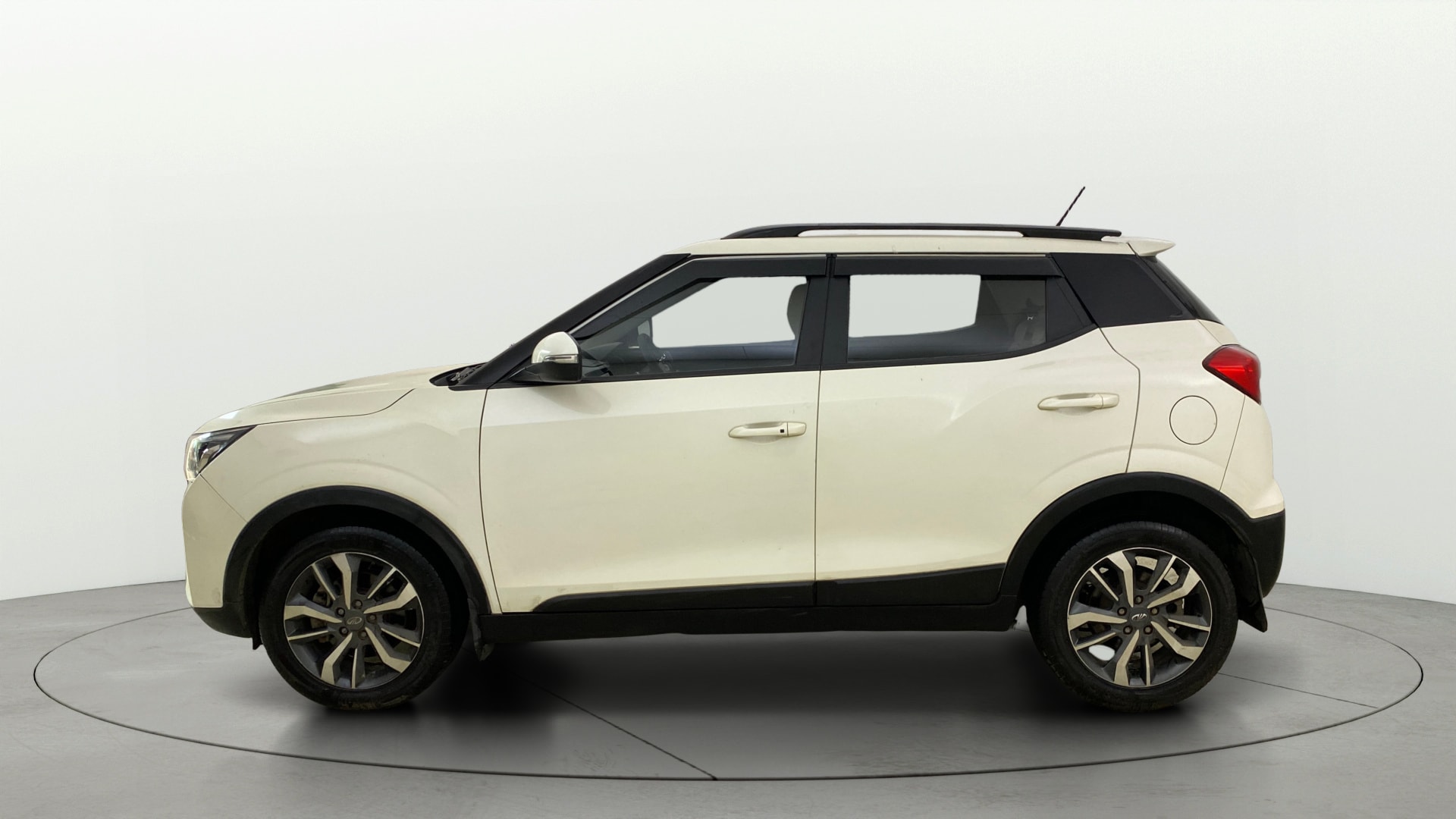 View 2021 Mahindra XUV300 W4 Petrol BS IV Image 5 Used 2021 Mahindra XUV300 W4 Petrol BS IV Image 5