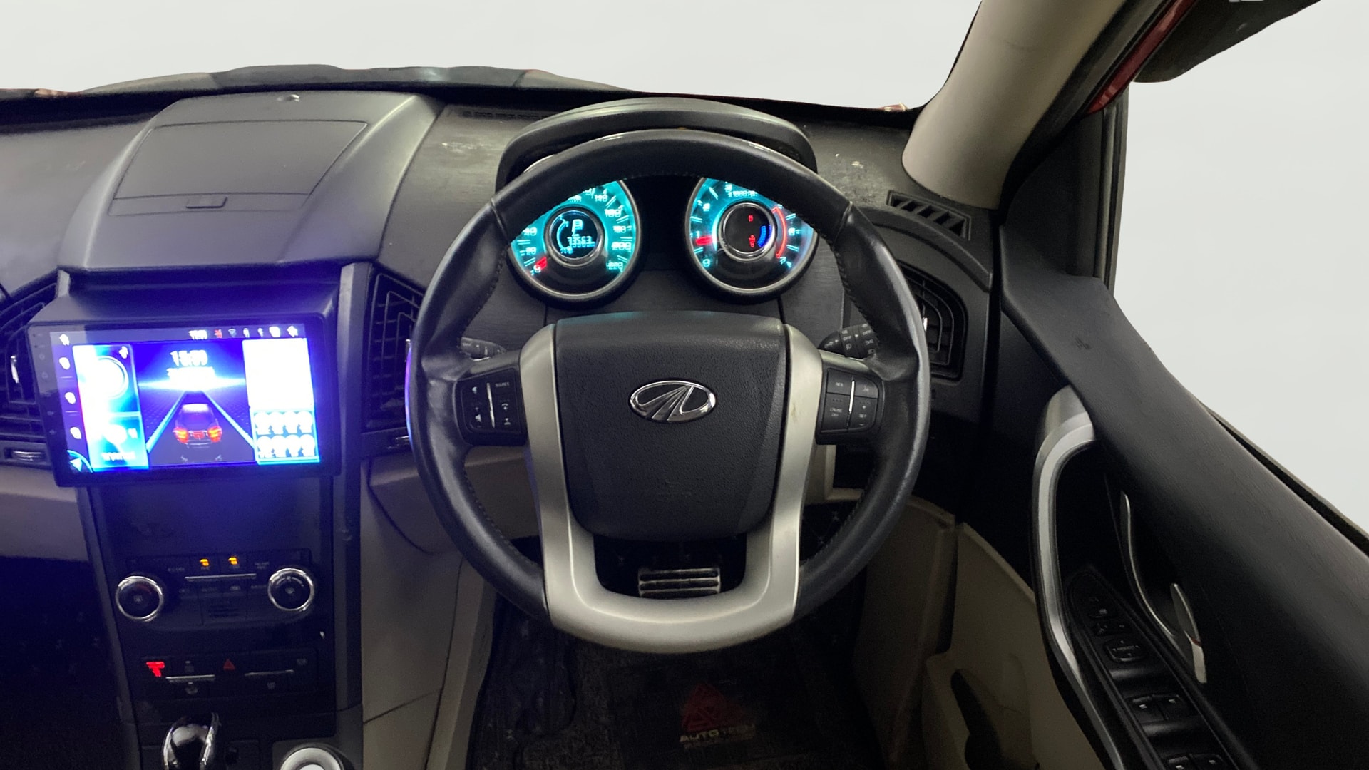 View 2017 Mahindra XUV500 W10 AWD AT Image 14 Used 2017 Mahindra XUV500 W10 AWD AT Image 14