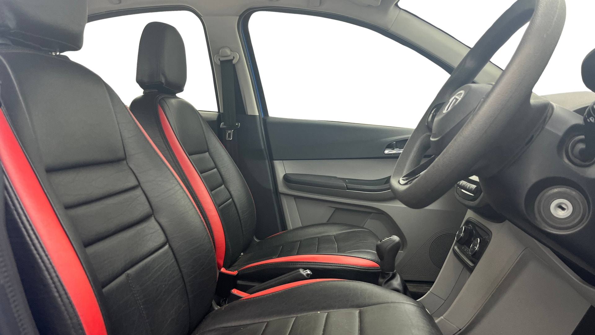 View 2020 Tata Tiago Revotorq XB Image 17 Used 2020 Tata Tiago Revotorq XB Image 17