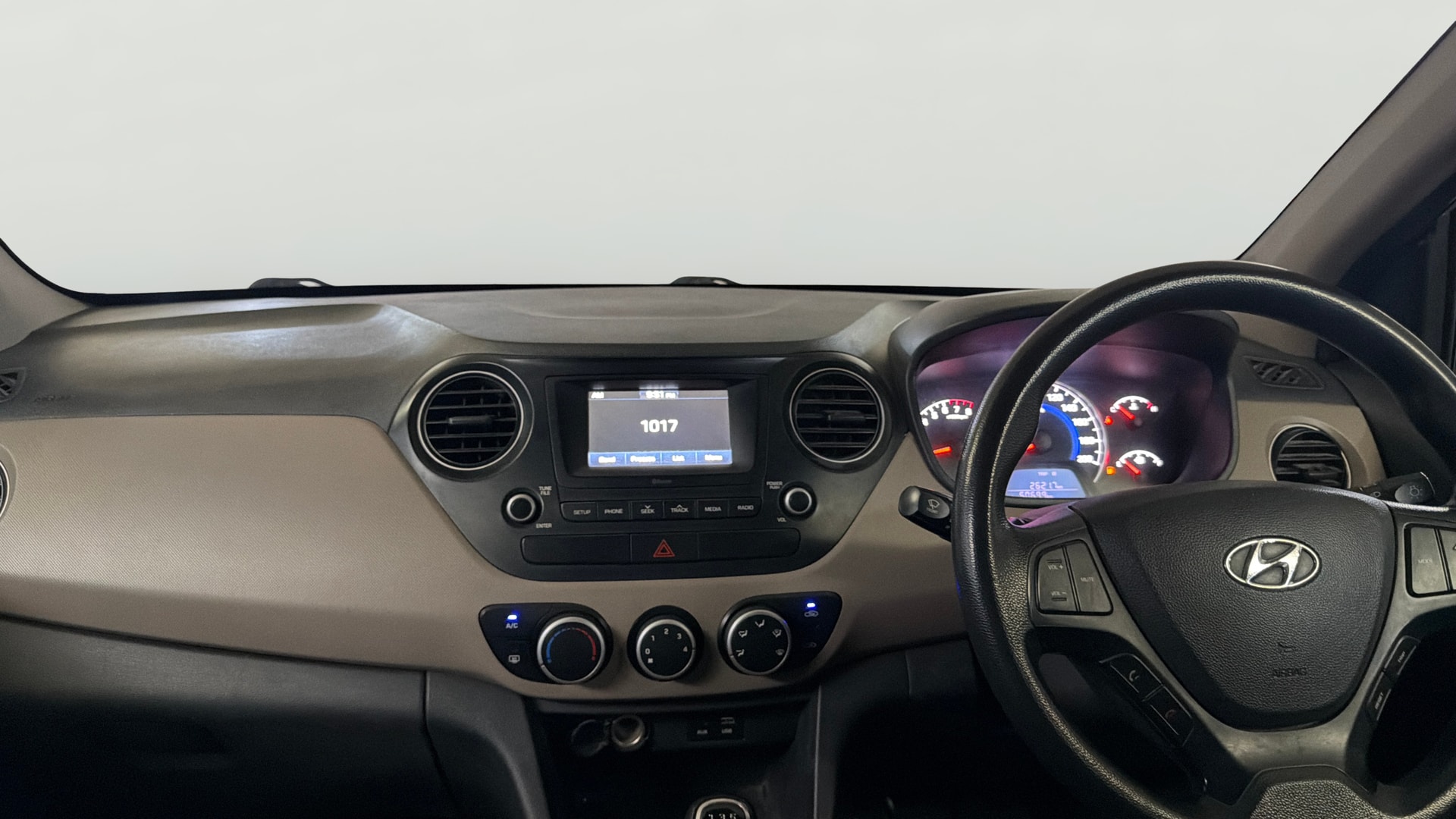 View 2018 Hyundai Grand i10 Sportz 1.2 Kappa Image 17 Used 2018 Hyundai Grand i10 Sportz 1.2 Kappa Image 17