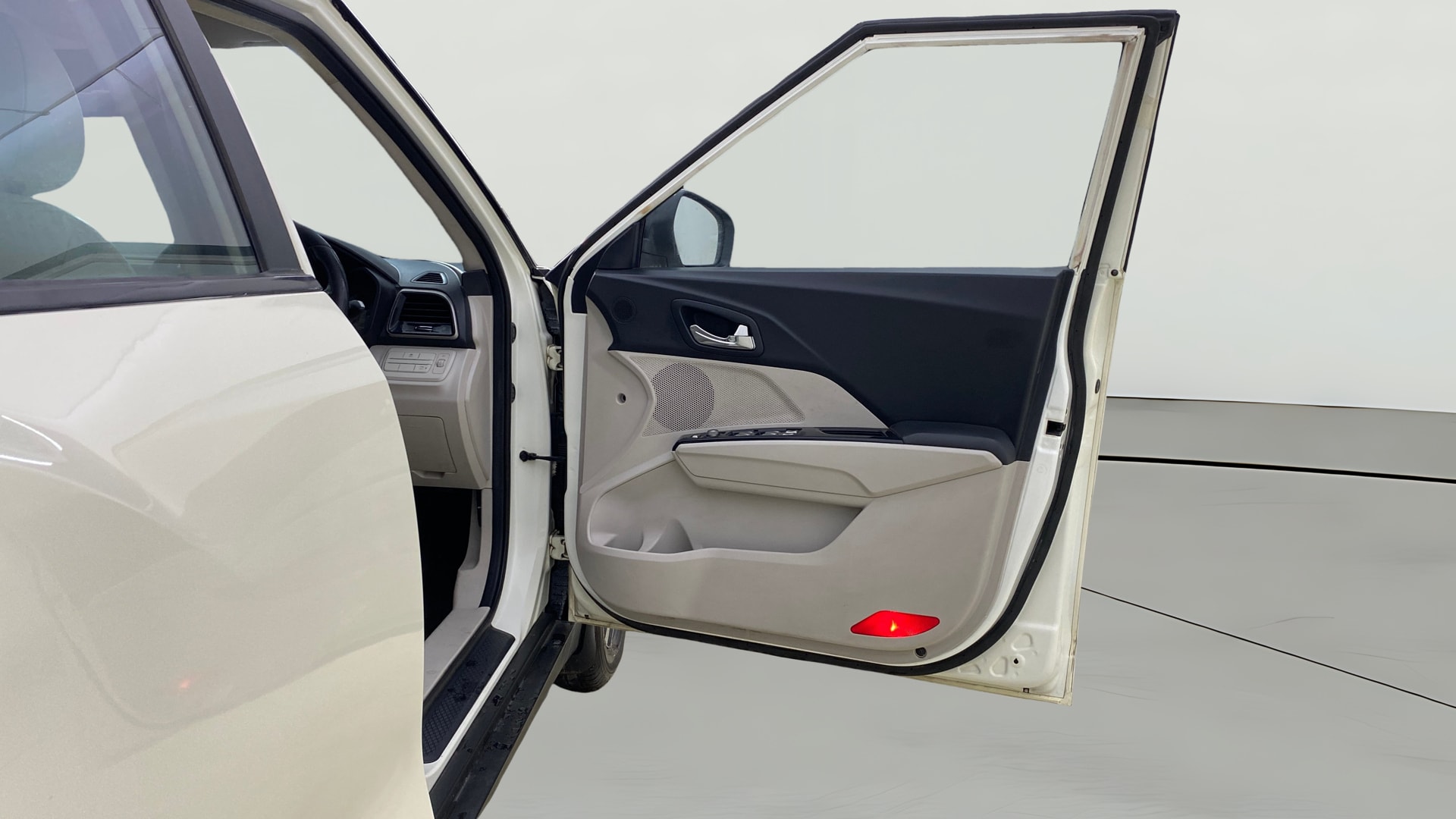 View 2019 Mahindra XUV300 W4 Petrol BS IV Image 48 Used 2019 Mahindra XUV300 W4 Petrol BS IV Image 48