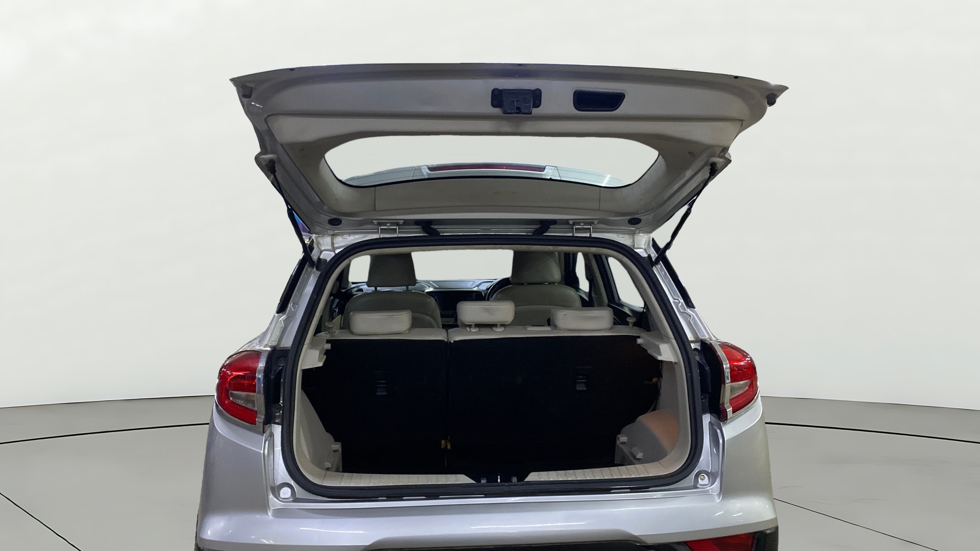 View 2019 Mahindra XUV300 W4 Petrol BS IV Image 33 Used 2019 Mahindra XUV300 W4 Petrol BS IV Image 33
