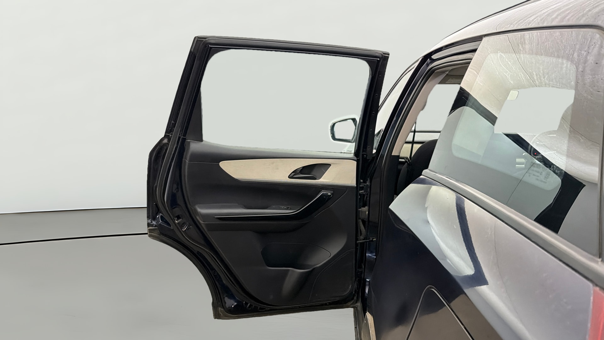 View 2022 Mahindra XUV700 MX Petrol 5 STR Image 22 Used 2022 Mahindra XUV700 MX Petrol 5 STR Image 22