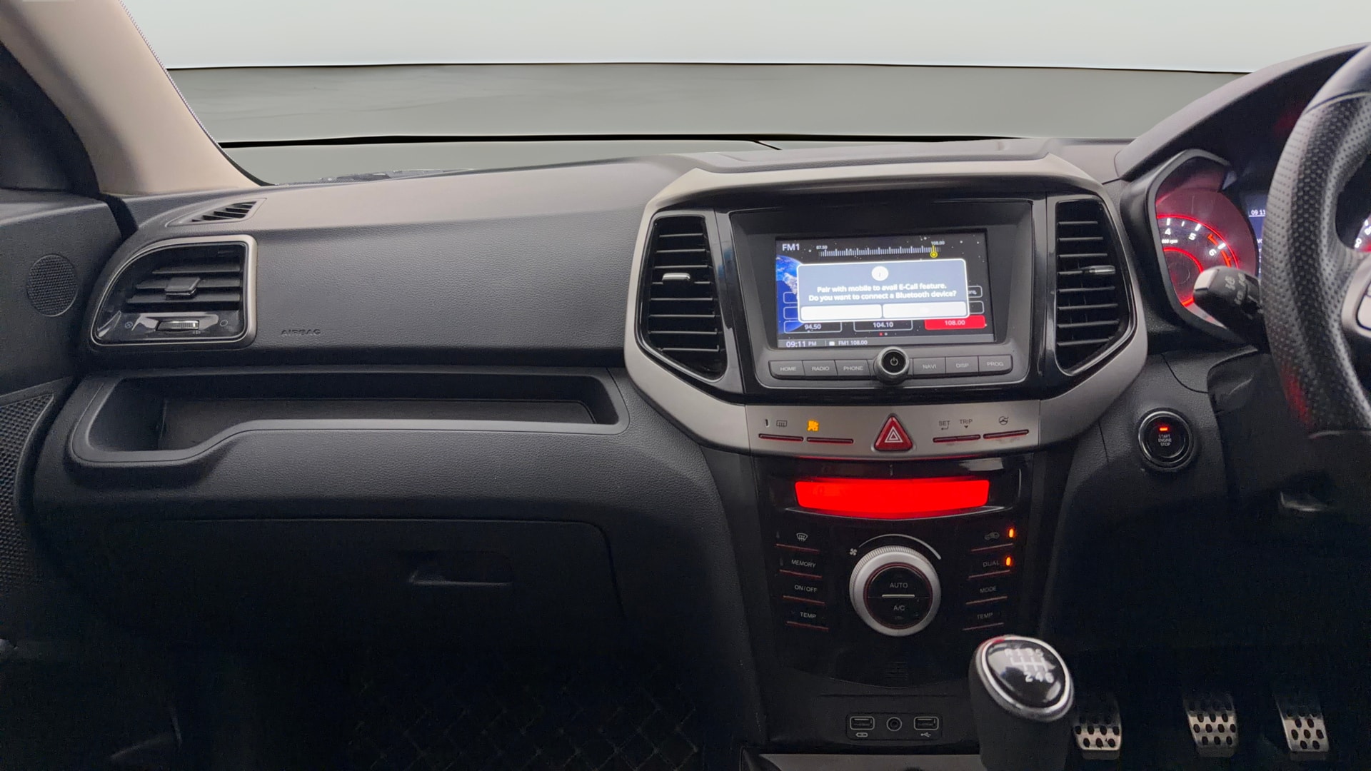 View 2022 Mahindra XUV300 W4 Petrol BS IV Image 17 Used 2022 Mahindra XUV300 W4 Petrol BS IV Image 17