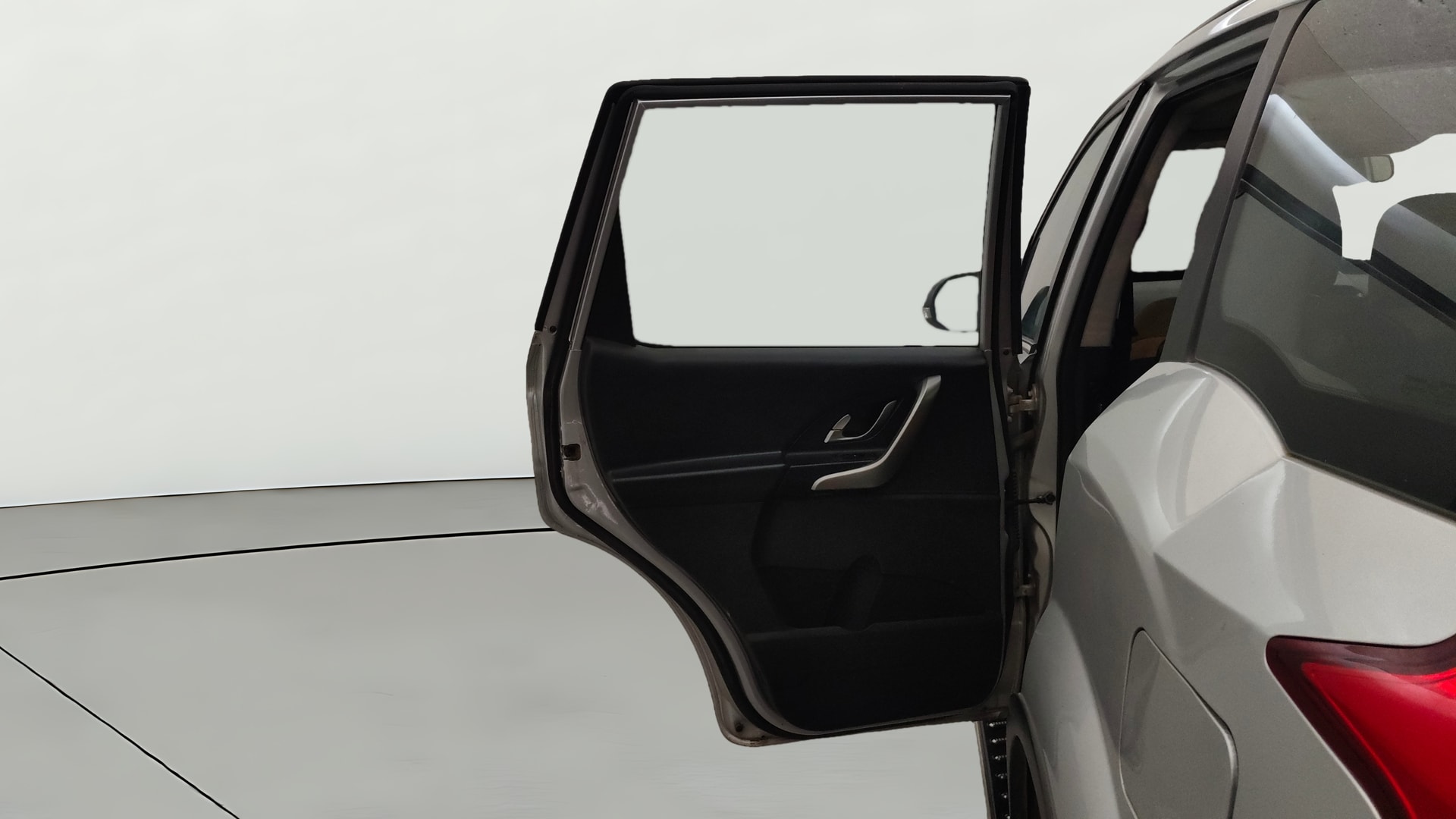 View 2018 Mahindra XUV500 W9 AT Image 16 Used 2018 Mahindra XUV500 W9 AT Image 16
