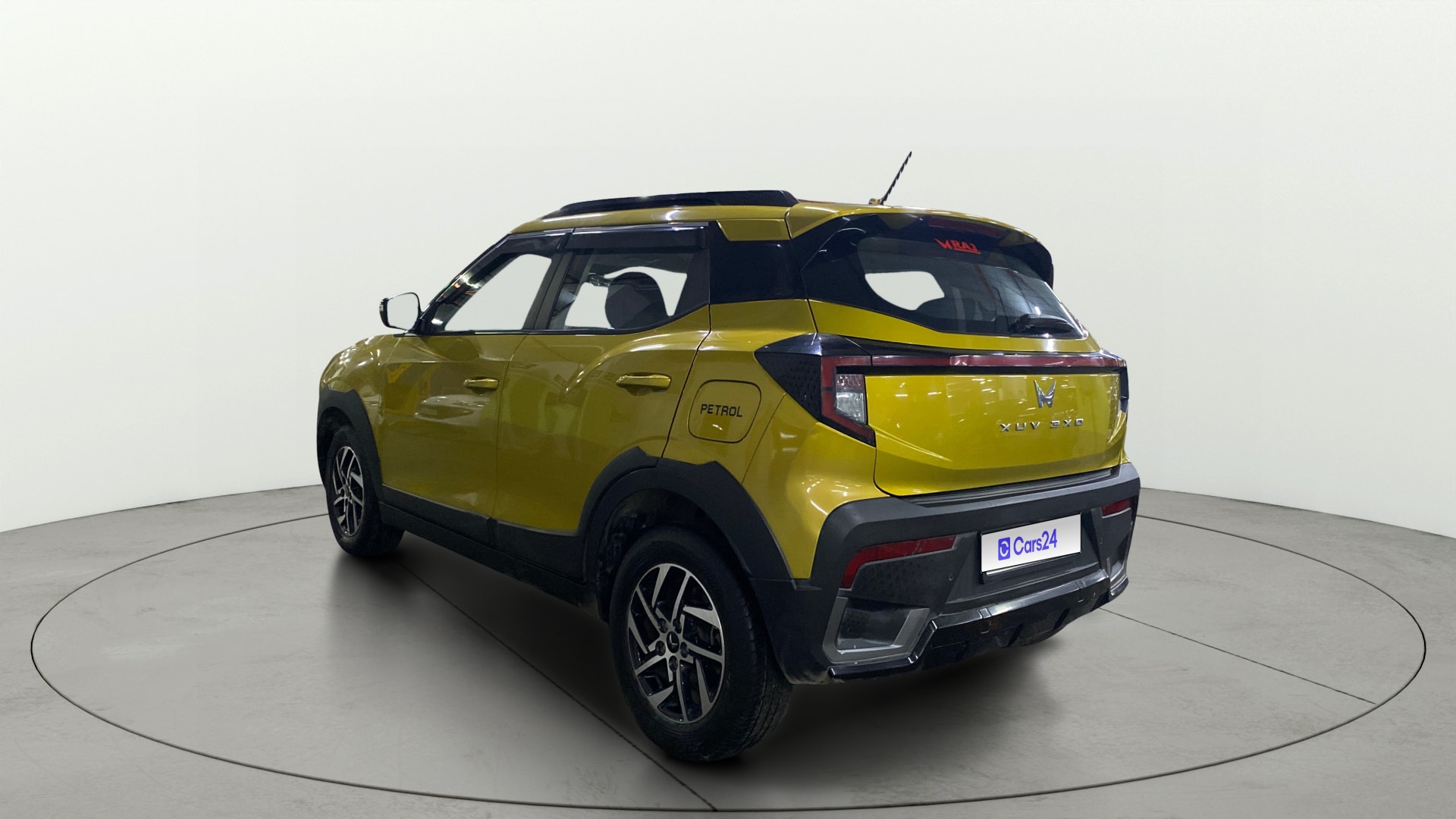 View 2024 Mahindra XUV 3XO AX5 1.2 L TCMPFi Image 2 Used 2024 Mahindra XUV 3XO AX5 1.2 L TCMPFi Image 2