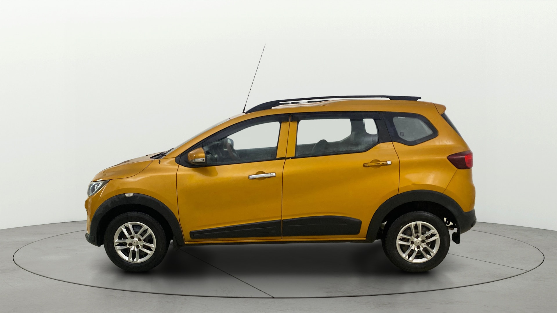 View 2020 Renault Triber RXE Image 5 Used 2020 Renault Triber RXE Image 5