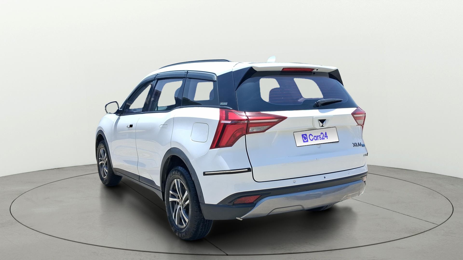 View 2022 Mahindra XUV700 MX Petrol 5 STR Image 2 Used 2022 Mahindra XUV700 MX Petrol 5 STR Image 2