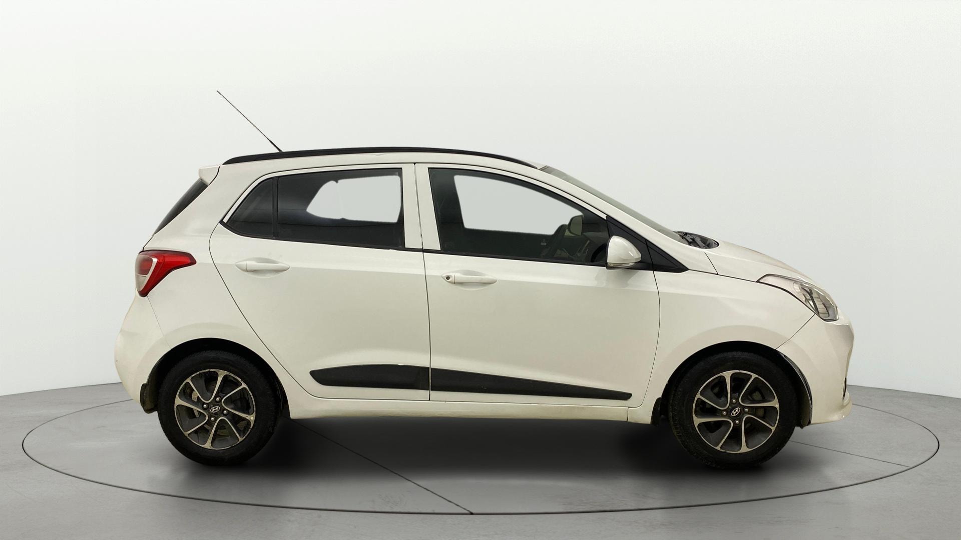 View 2017 Hyundai Grand i10 1.2 Sportz AT Petrol Image 8 Used 2017 Hyundai Grand i10 1.2 Sportz AT Petrol Image 8