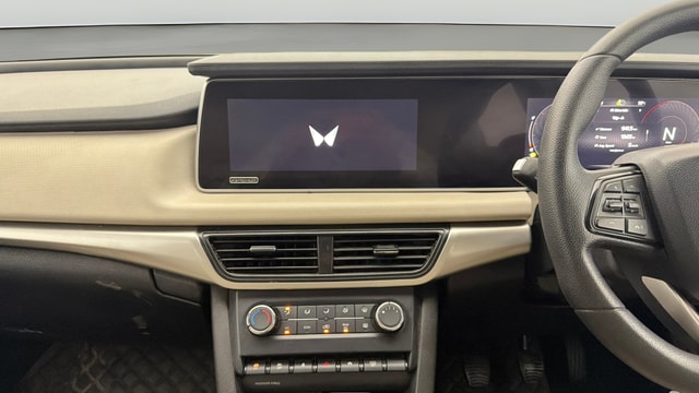 View Mahindra XUV700 Image 18 Used Mahindra XUV700 Image 18