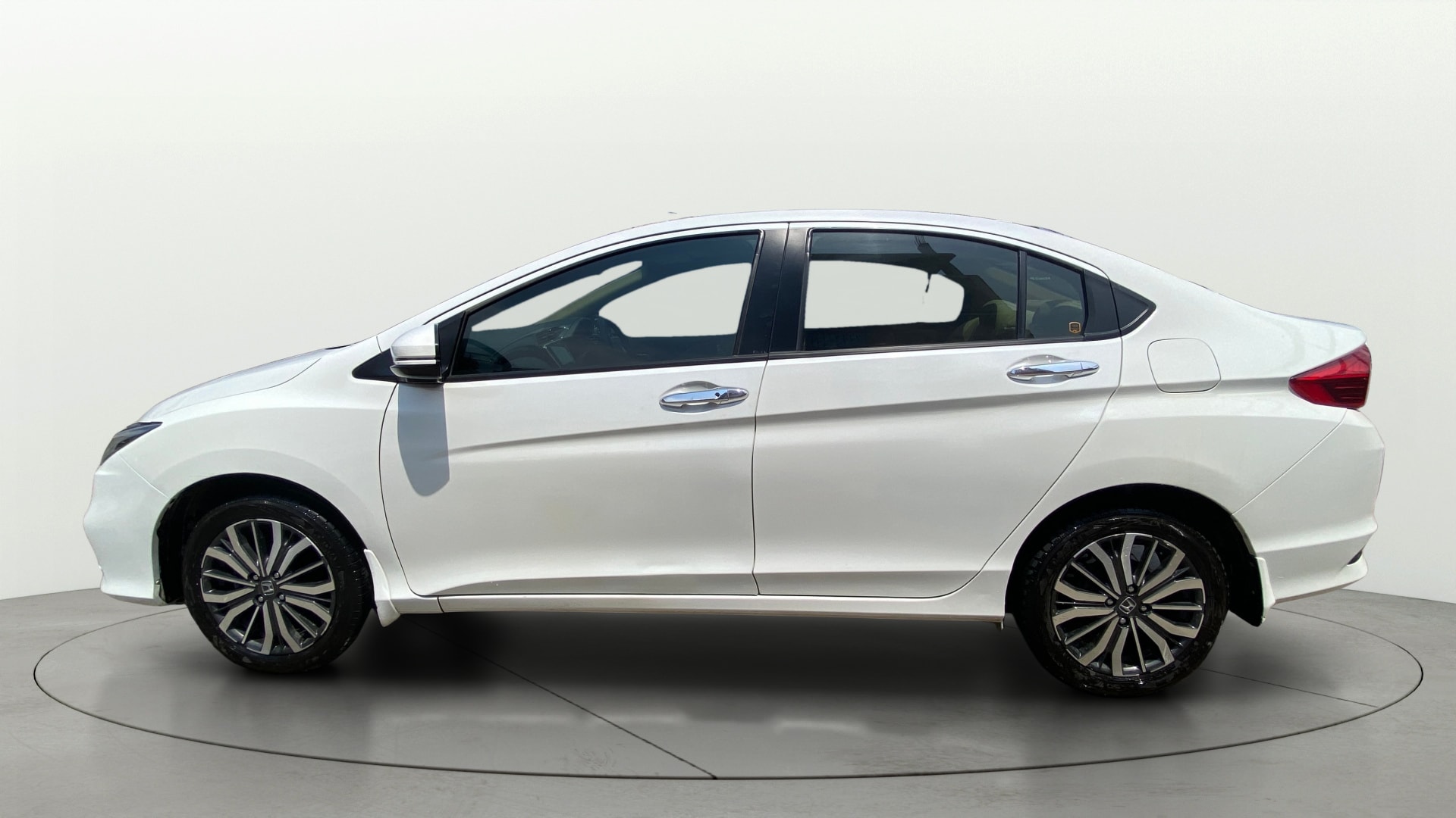 View 2017 Honda City ZX MT Diesel Anniversary Edition Image 6 Used 2017 Honda City ZX MT Diesel Anniversary Edition Image 6