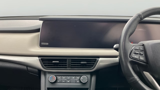 View Mahindra XUV700 Image 17 Used Mahindra XUV700 Image 17