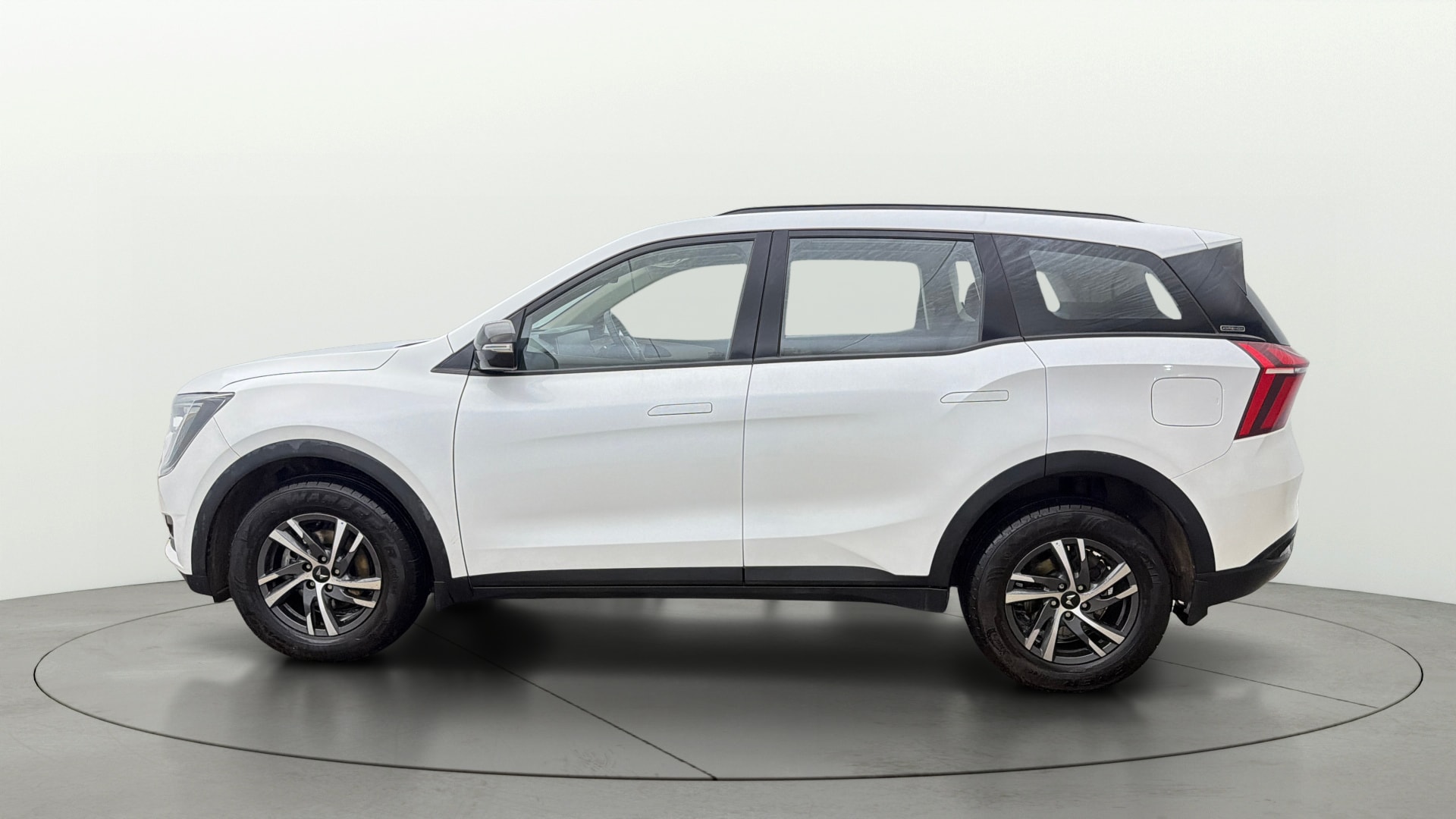 View 2025 Mahindra XUV700 MX Petrol 5 STR Image 6 Used 2025 Mahindra XUV700 MX Petrol 5 STR Image 6