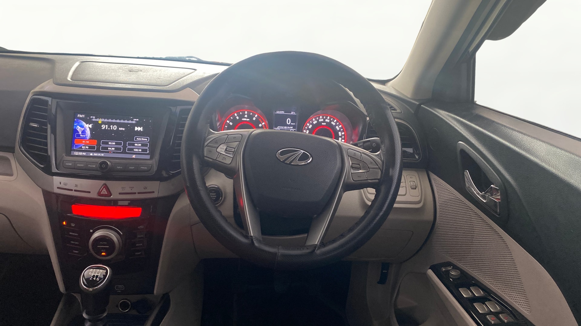 View 2021 Mahindra XUV300 W4 Petrol BS IV Image 20 Used 2021 Mahindra XUV300 W4 Petrol BS IV Image 20
