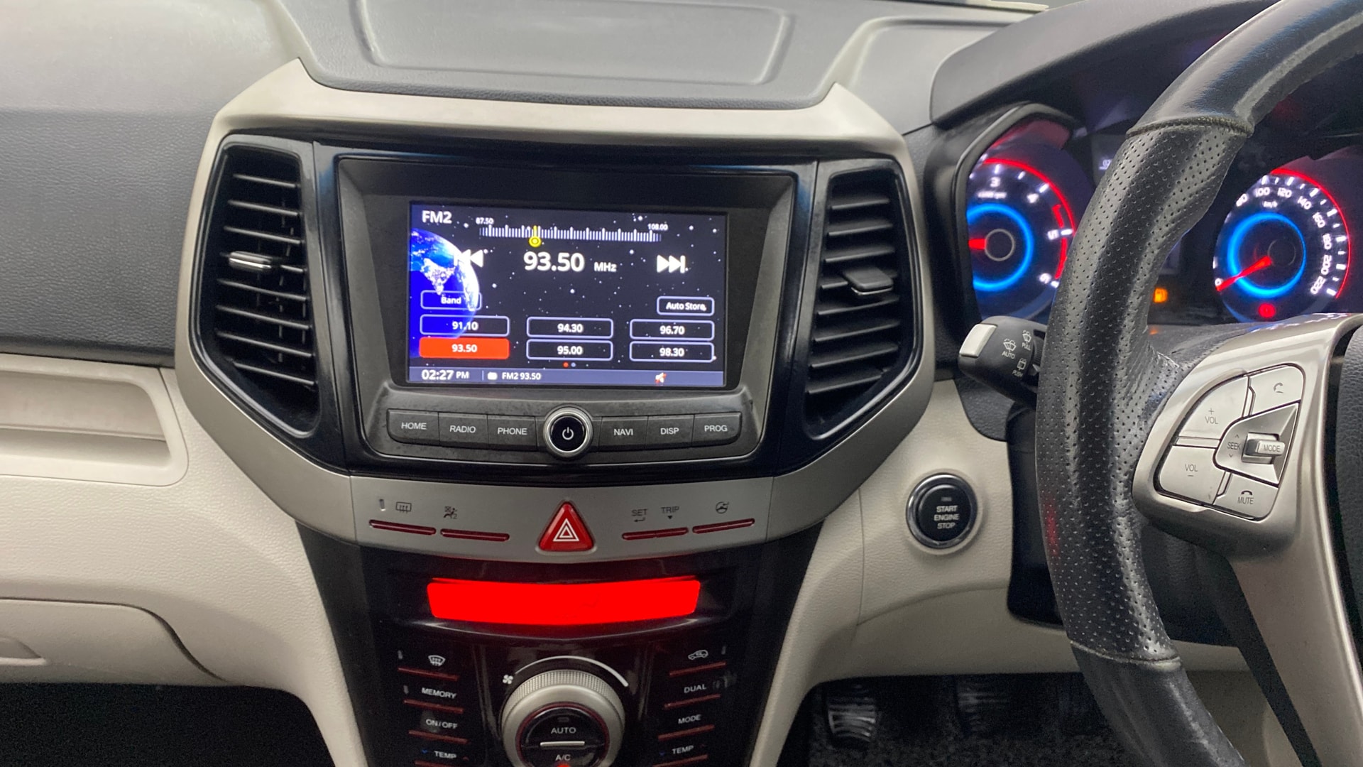 View 2020 Mahindra XUV300 W4 Petrol BS IV Image 33 Used 2020 Mahindra XUV300 W4 Petrol BS IV Image 33