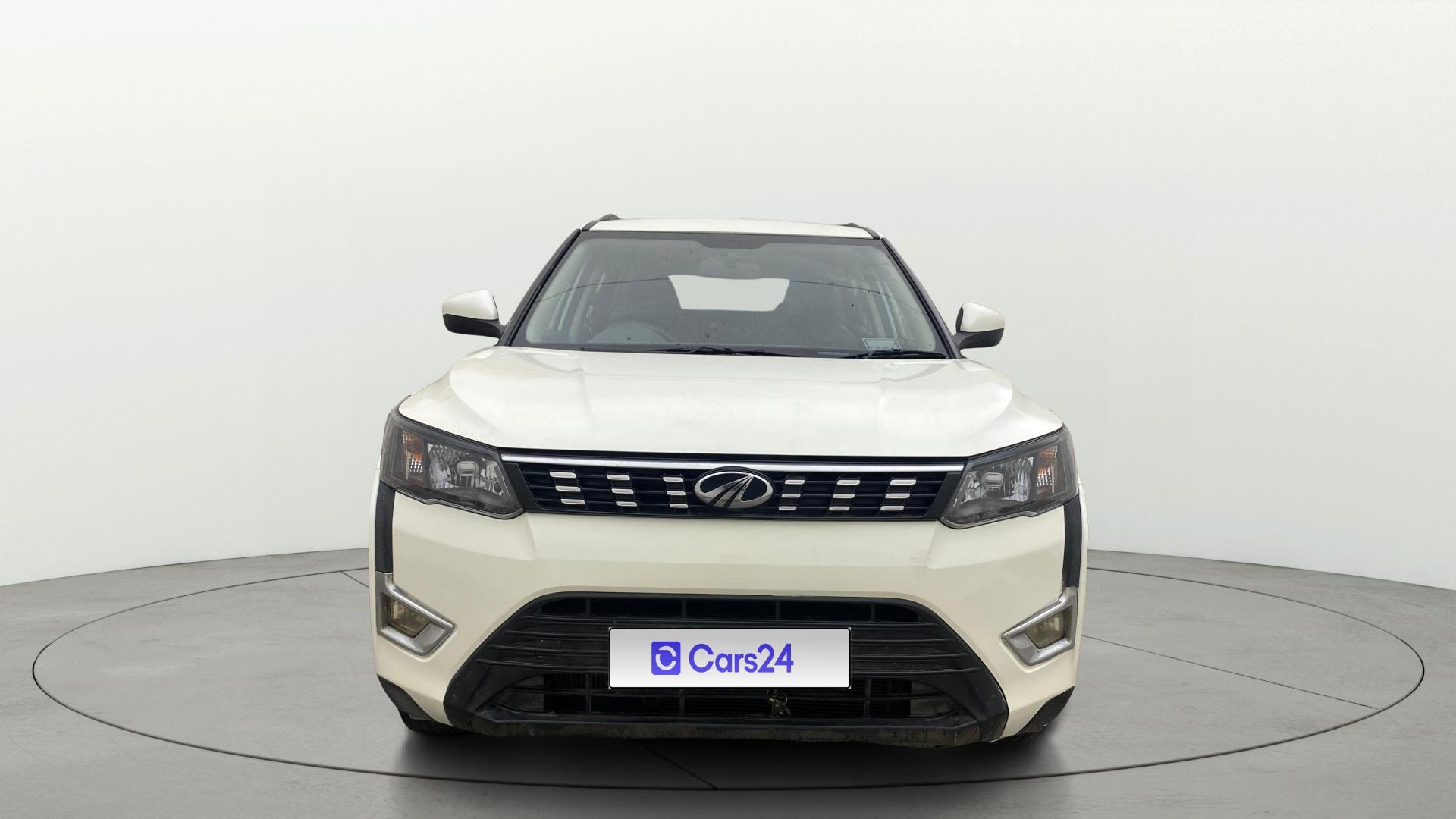 View 2021 Mahindra XUV300 W4 Petrol BS IV Image 1 Used 2021 Mahindra XUV300 W4 Petrol BS IV Image 1