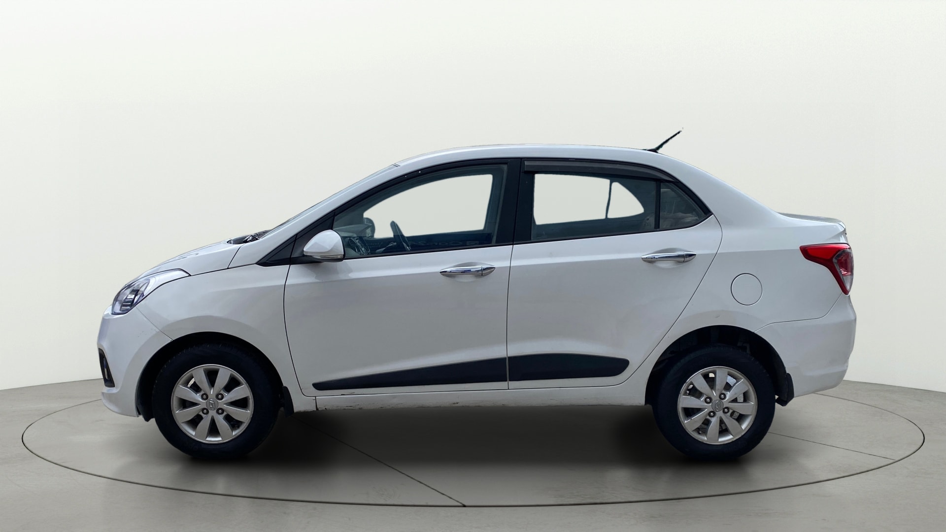 View 2016 Hyundai Xcent SX Diesel Image 6 Used 2016 Hyundai Xcent SX Diesel Image 6