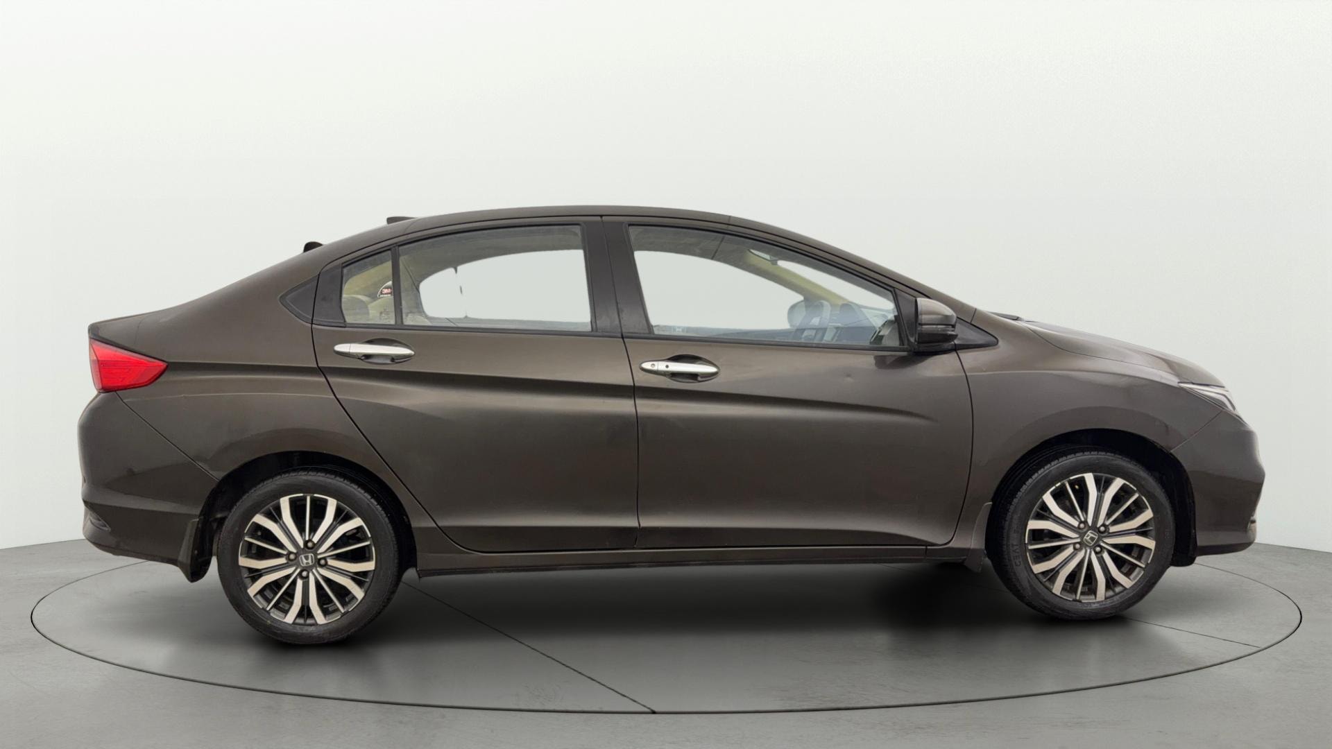 View 2017 Honda City ZX MT Diesel Anniversary Edition Image 9 Used 2017 Honda City ZX MT Diesel Anniversary Edition Image 9