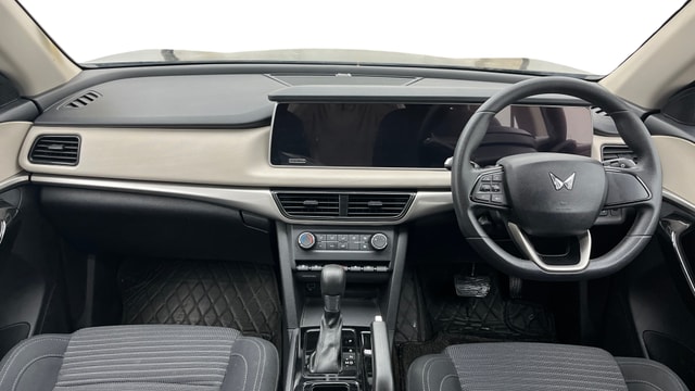 View Mahindra XUV700 Image 15 Used Mahindra XUV700 Image 15