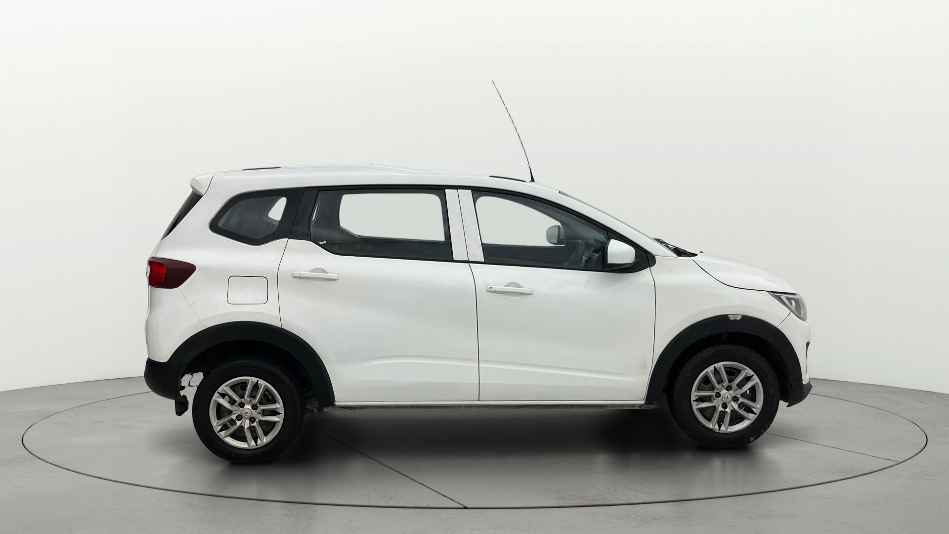 View 2019 Renault Triber RXE Image 8 Used 2019 Renault Triber RXE Image 8