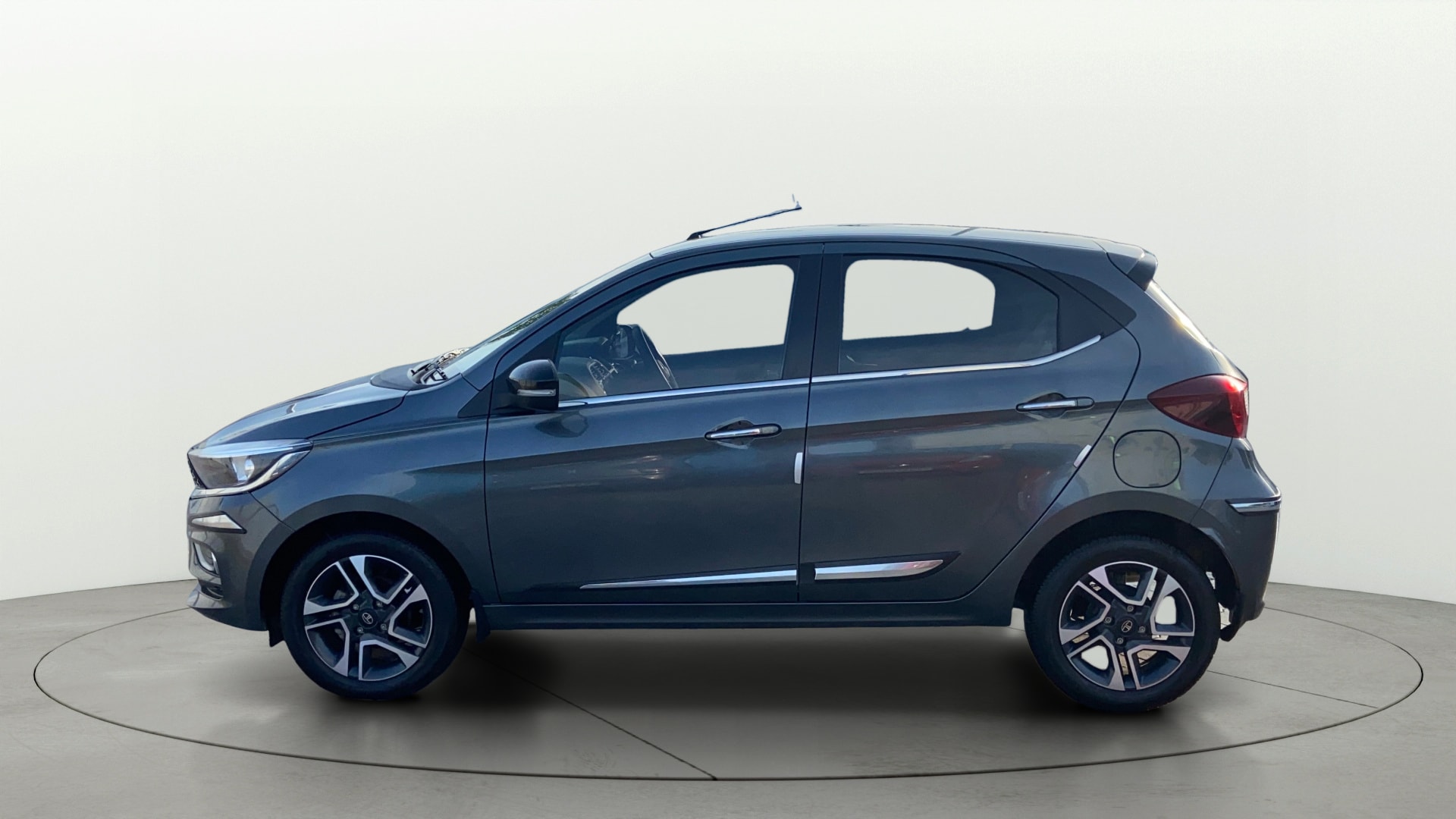 View 2024 Tata Tiago Revotorq XB Image 6 Used 2024 Tata Tiago Revotorq XB Image 6