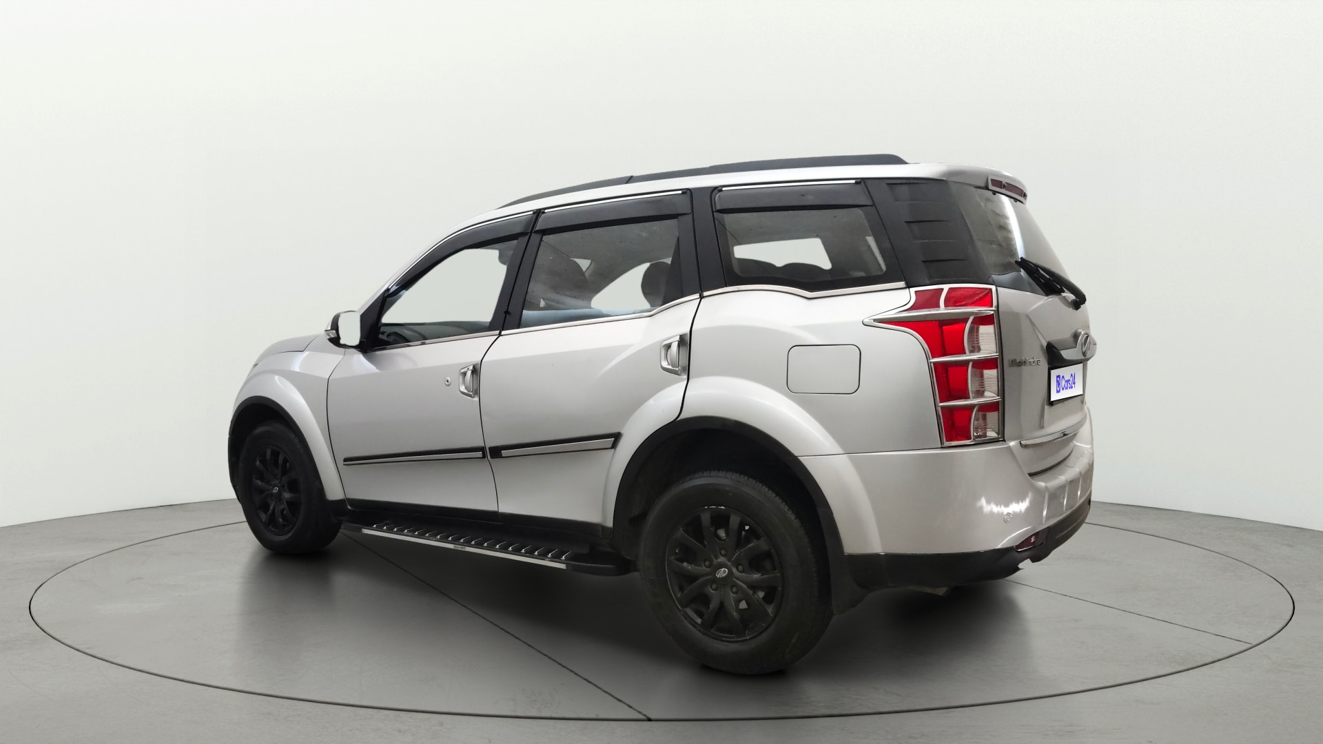 View 2015 Mahindra XUV500 W10 FWD Image 2 Used 2015 Mahindra XUV500 W10 FWD Image 2