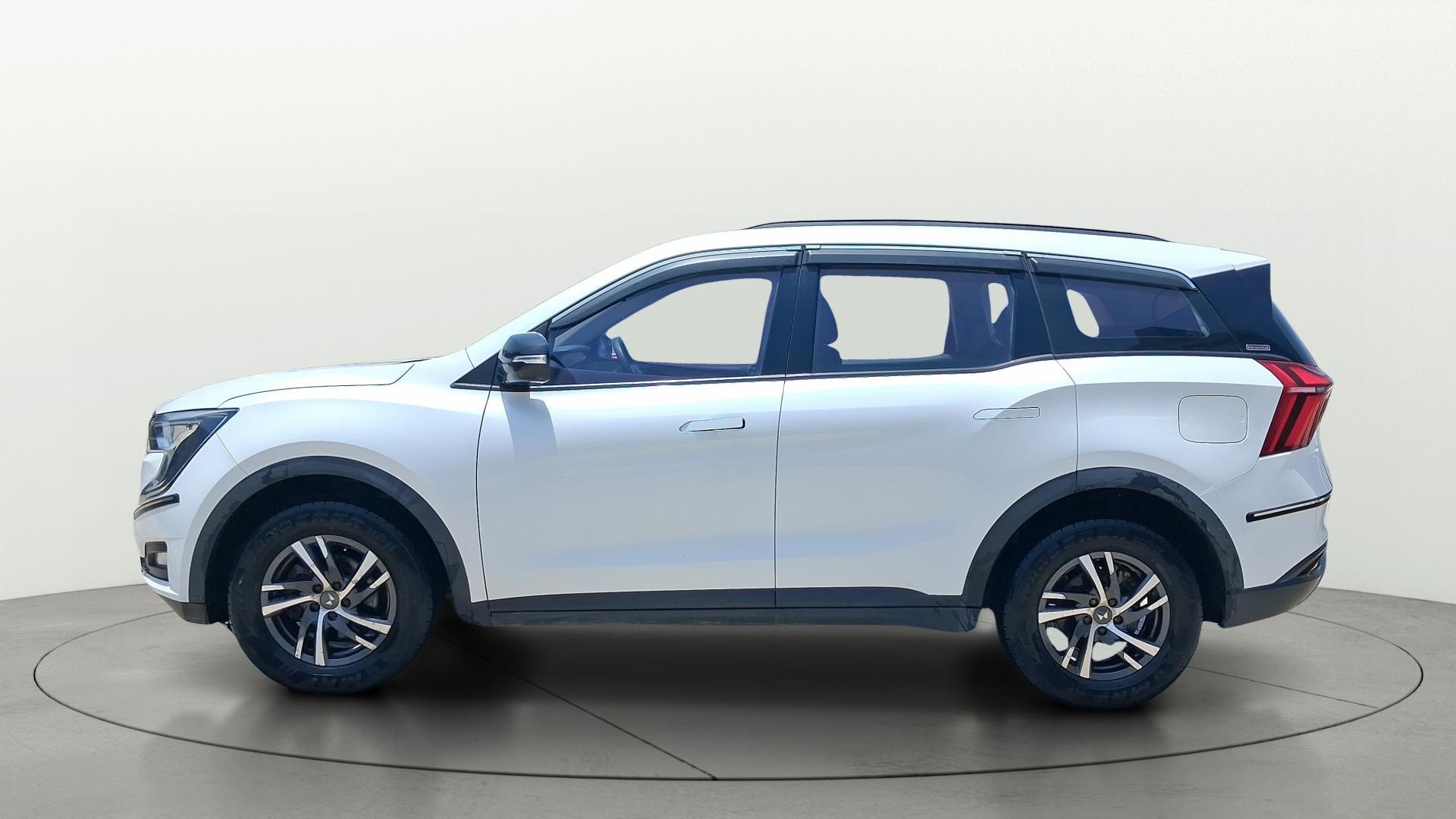 View 2022 Mahindra XUV700 MX Petrol 5 STR Image 27 Used 2022 Mahindra XUV700 MX Petrol 5 STR Image 27