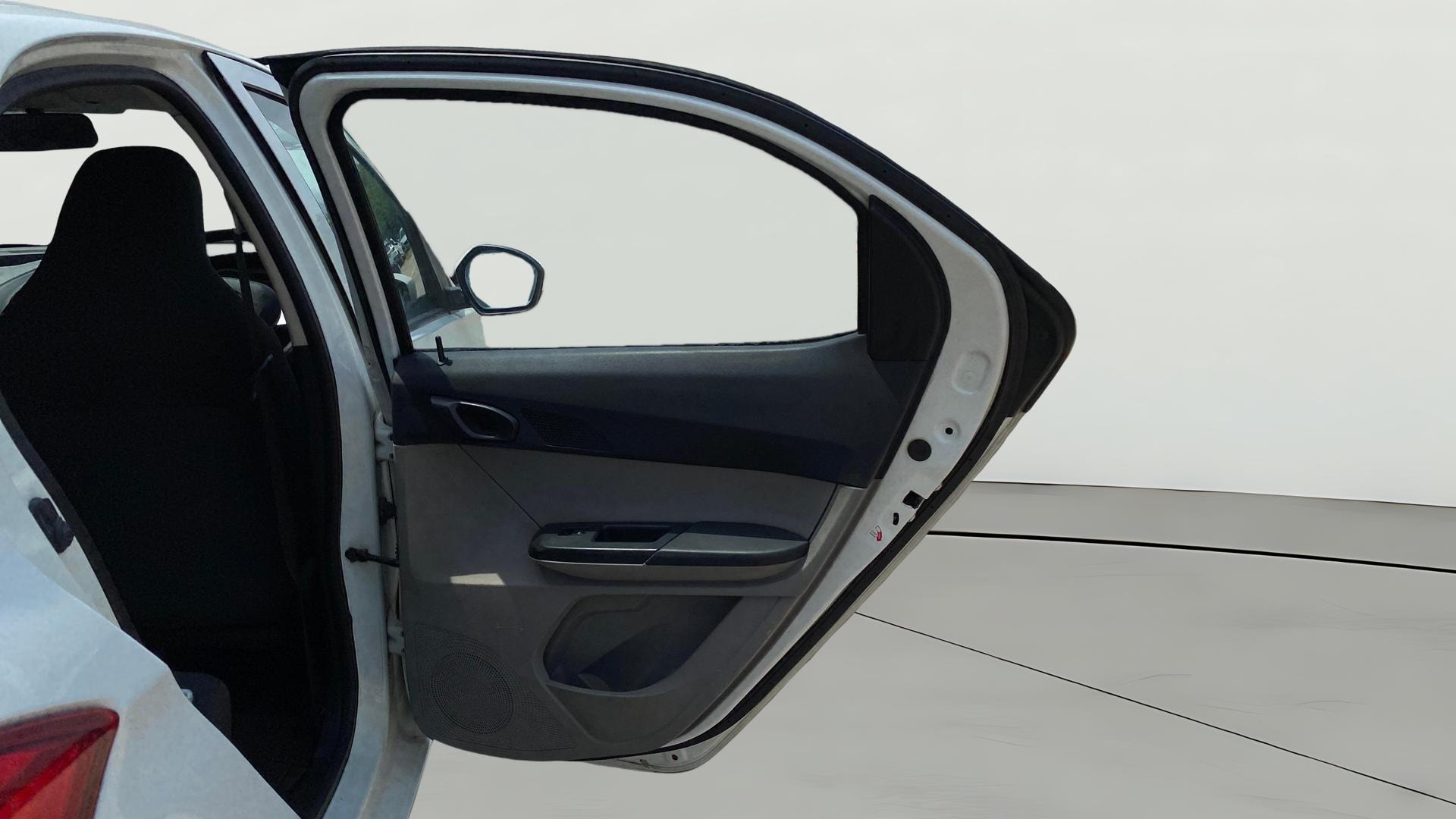 View 2018 Tata Tiago Revotorq XB Image 7 Used 2018 Tata Tiago Revotorq XB Image 7
