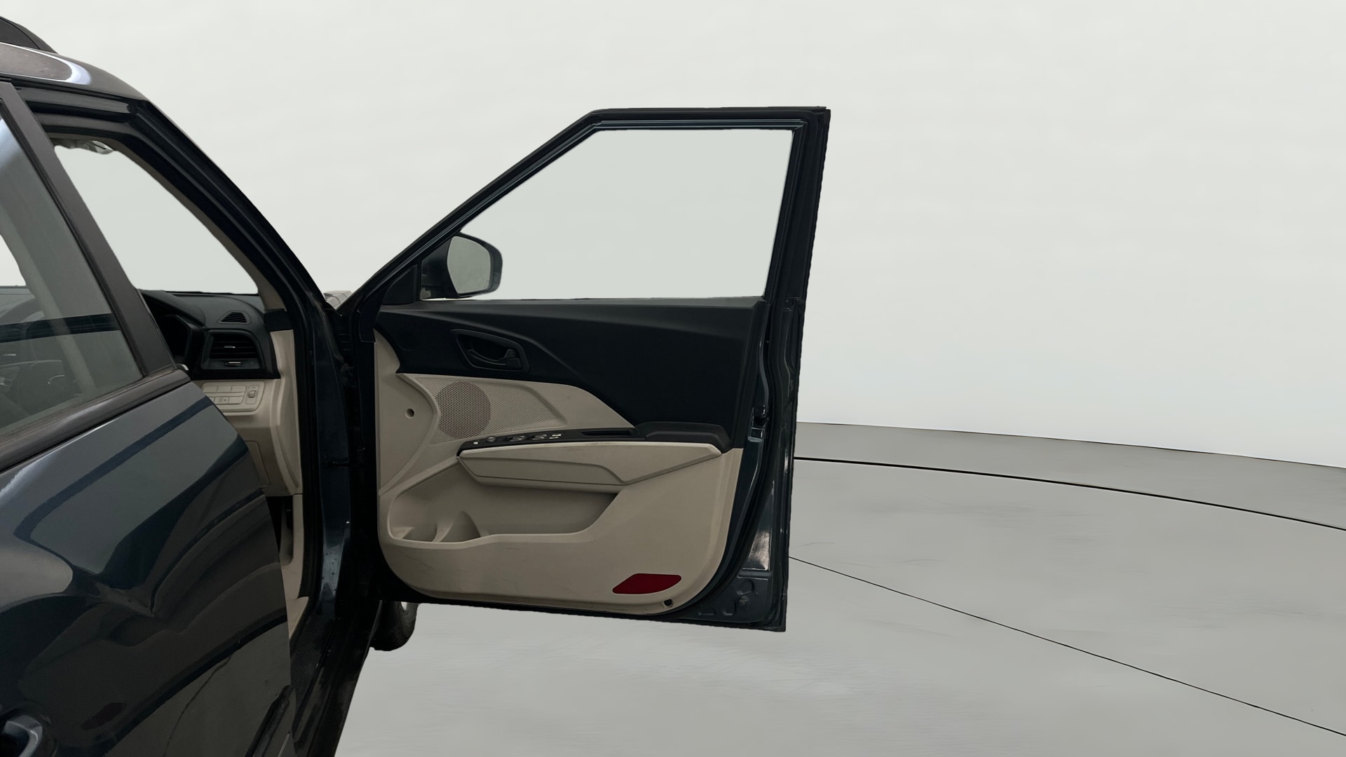 View 2021 Mahindra XUV300 W4 Petrol BS IV Image 45 Used 2021 Mahindra XUV300 W4 Petrol BS IV Image 45