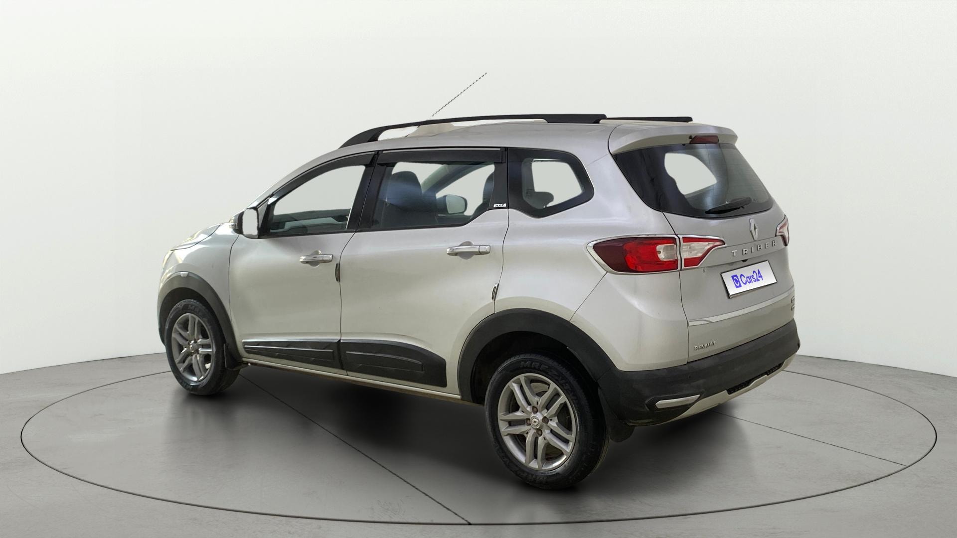 View 2020 Renault Triber RXZ AMT Image 2 Used 2020 Renault Triber RXZ AMT Image 2