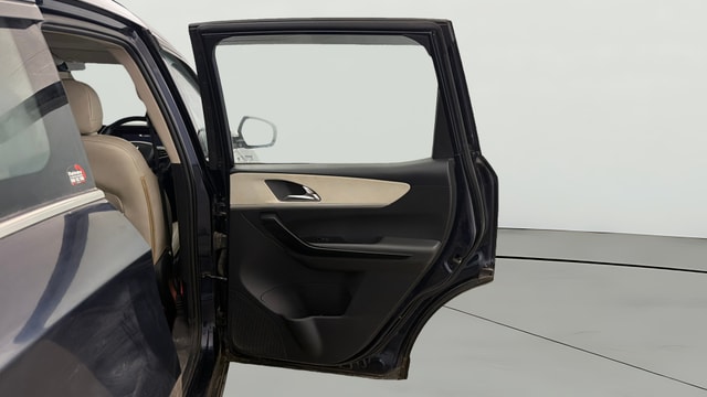 View Mahindra XUV700 Image 6 Used Mahindra XUV700 Image 6