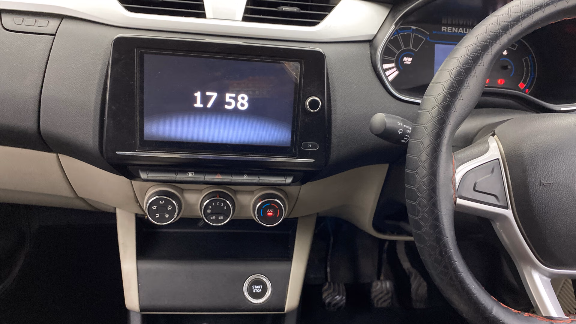 View 2020 Renault Triber RXZ Image 17 Used 2020 Renault Triber RXZ Image 17