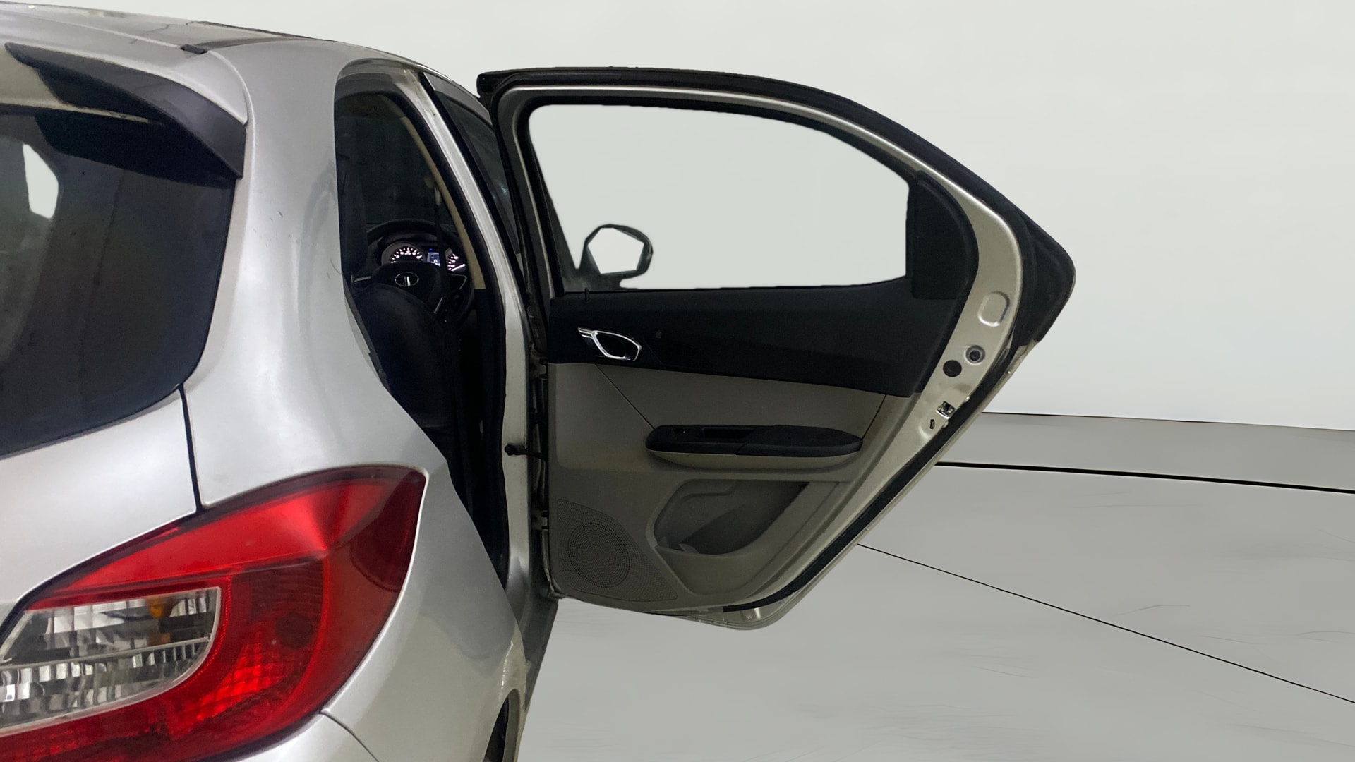 View 2016 Tata Tiago Revotorq XB Image 7 Used 2016 Tata Tiago Revotorq XB Image 7