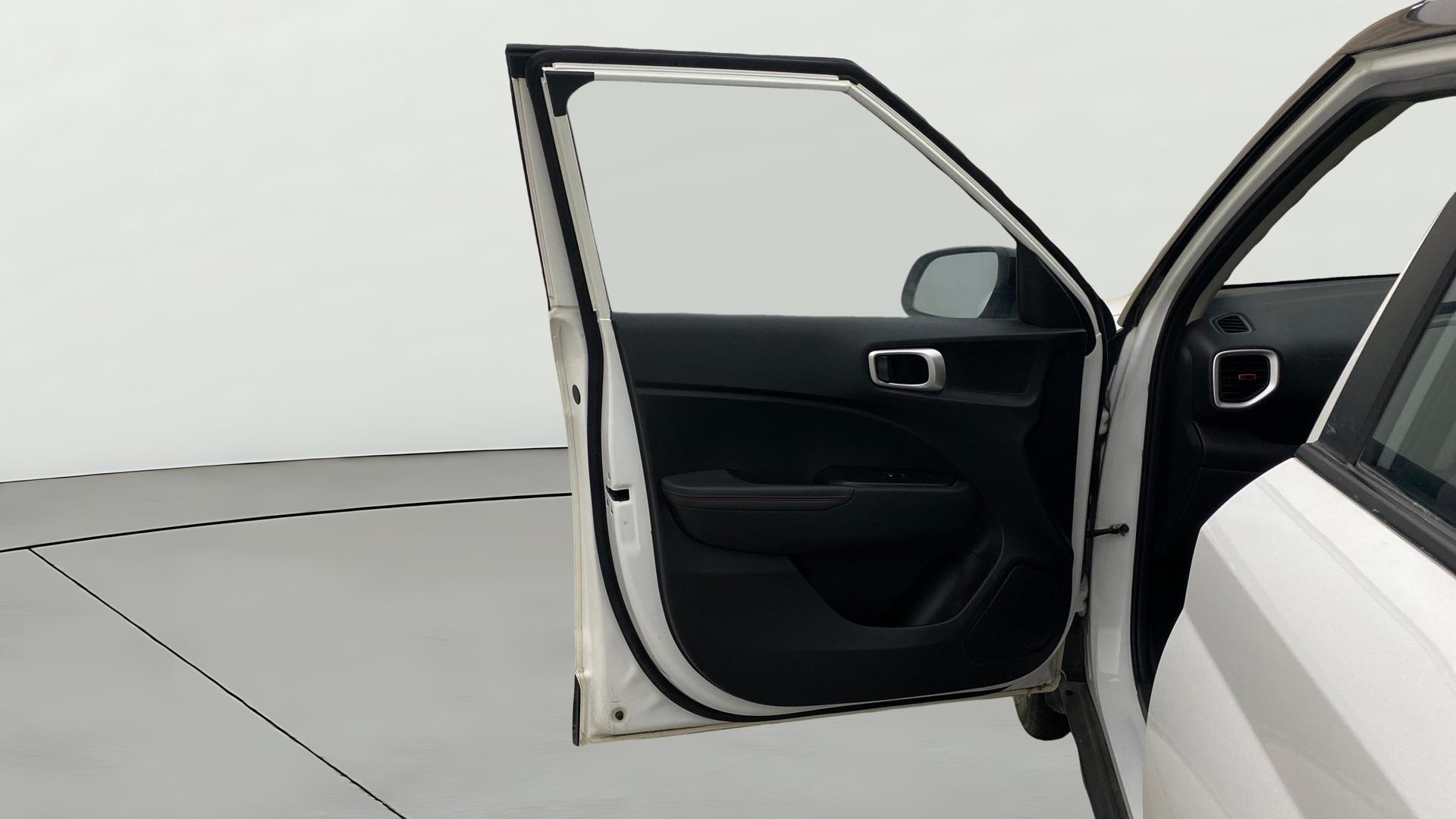View 2022 Hyundai Venue SX Plus 1.0 Petrol AT Dual Tone Image 38 Used 2022 Hyundai Venue SX Plus 1.0 Petrol AT Dual Tone Image 38